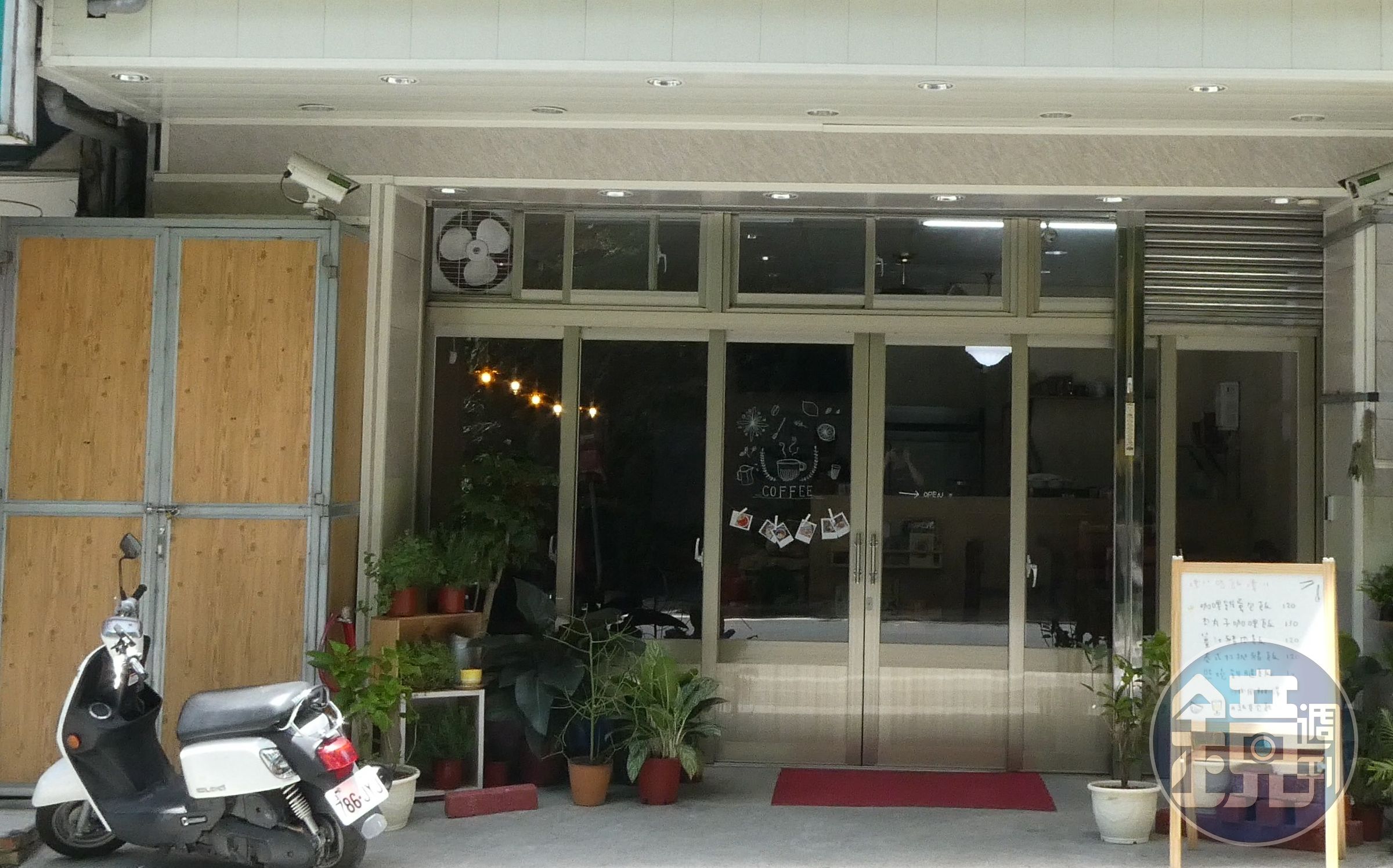 小店雖位在主要幹道上，但門面並不明顯。