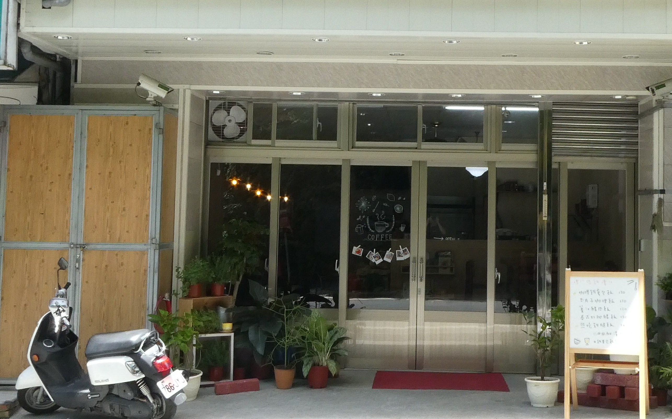 小店雖位在主要幹道上，但門面並不明顯。