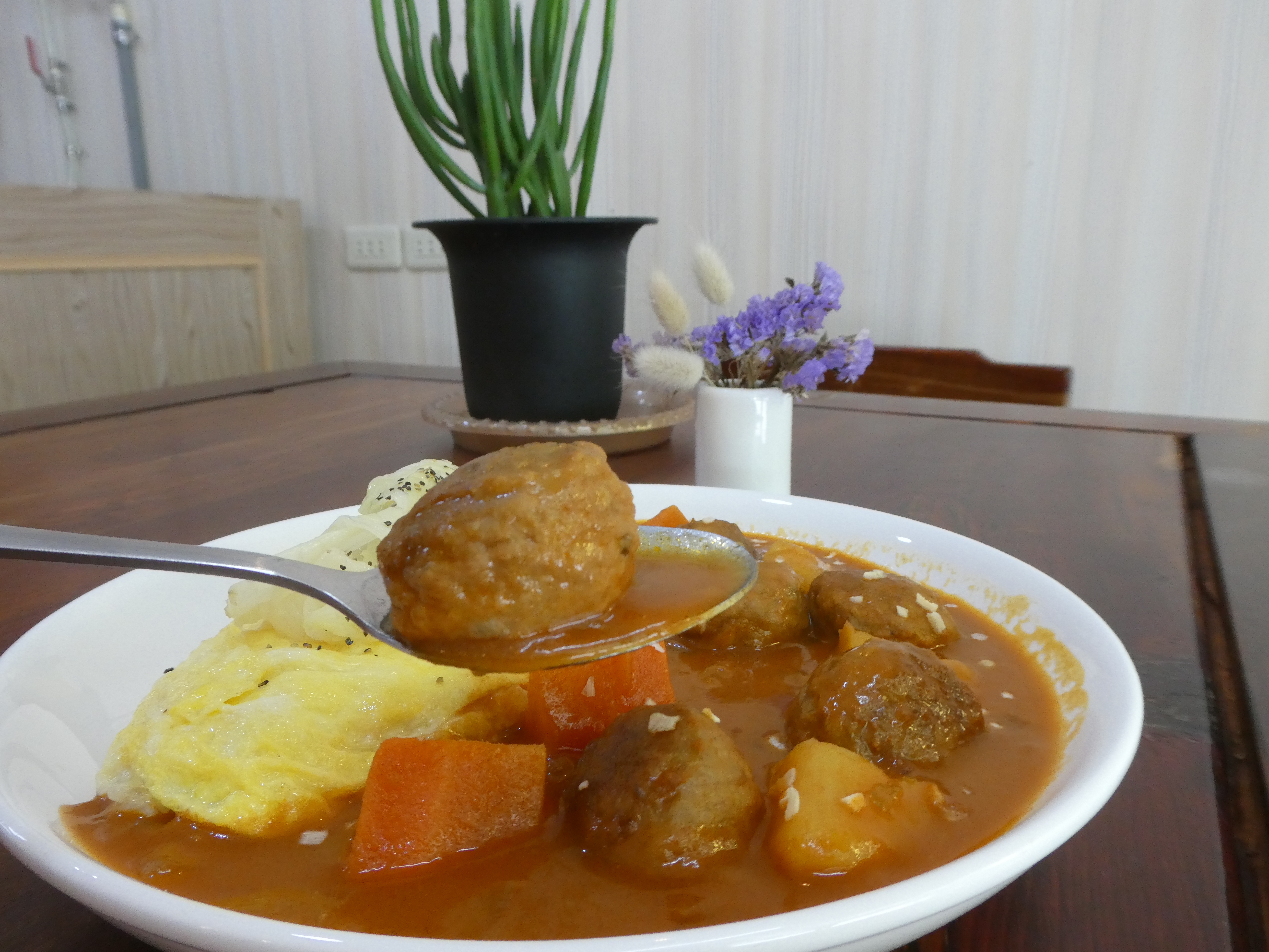 全手工自製的「肉丸子咖哩飯」。（120元）
