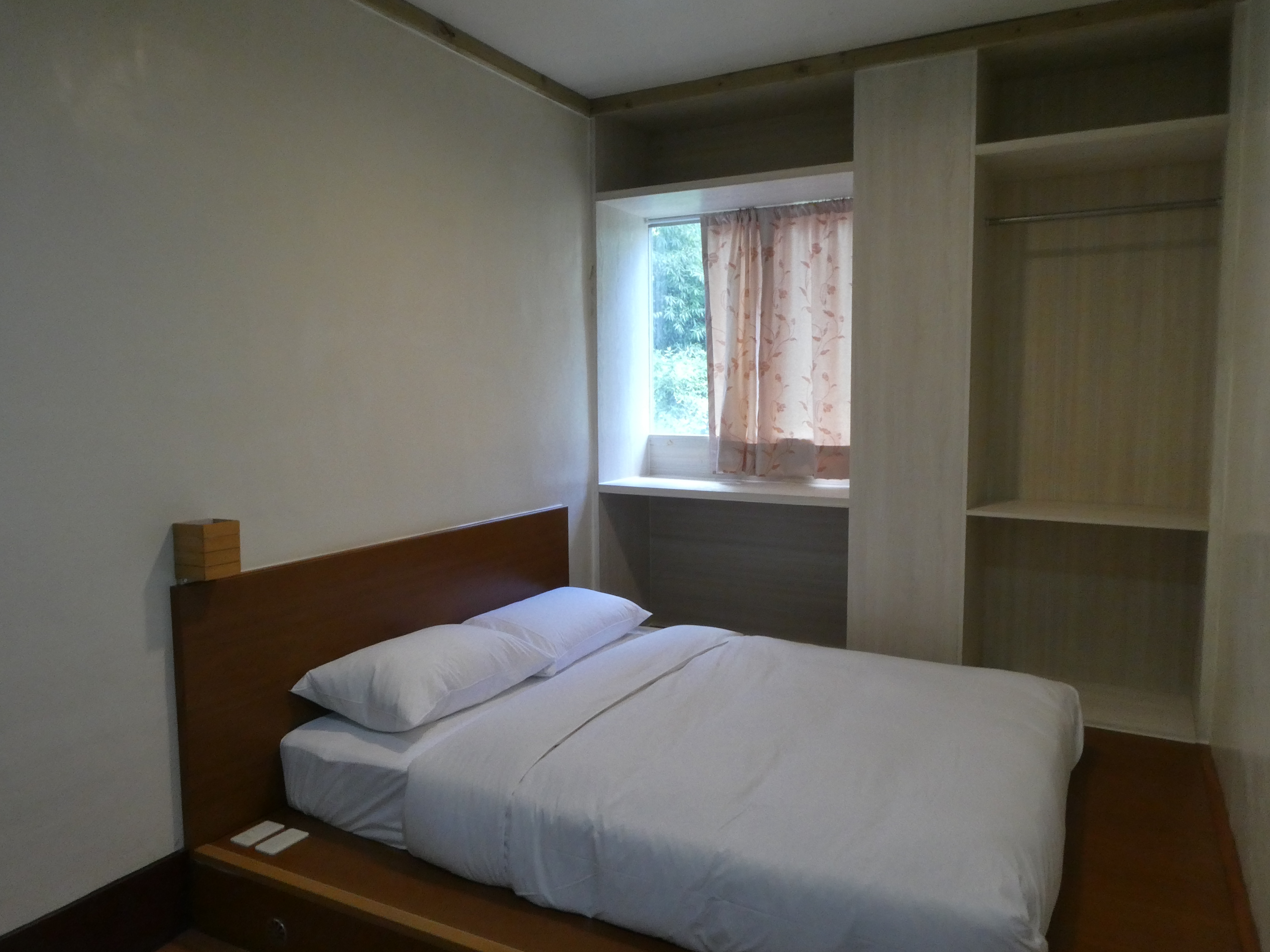 二樓的接待家庭房型素雅。（1,800元／2人房）