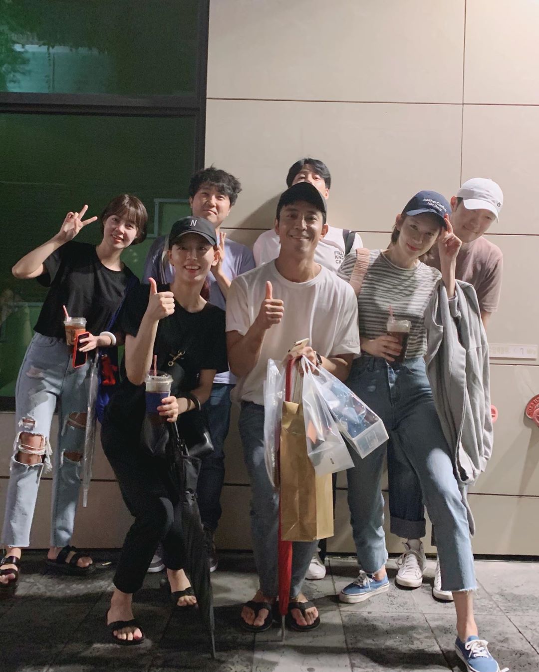 觀眾表示戴帽子的3名演員觀劇時最沒禮貌，網友點出合照中姜漢娜（左2）、吳惠媛（右2）與孫錫久（右1）符合描述。（翻攝自姜漢娜IG）