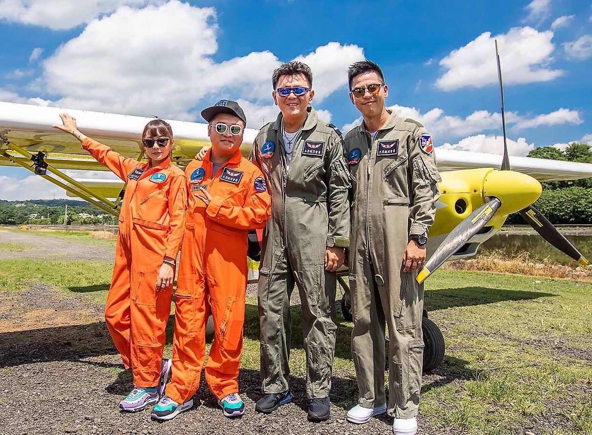 左起依依、納豆、庹宗康及柯有倫體驗輕航機空中飛行。（衛視中文台提供）
