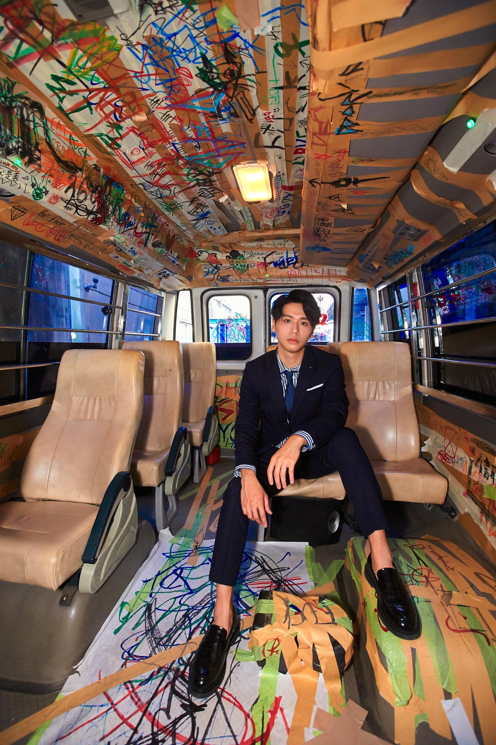 蔡旻佑錄音卡關時，幸得製作人許哲珮贈三顆能量石加持，突然間他的歌唱功力「信心大增」。（何樂音樂提供）