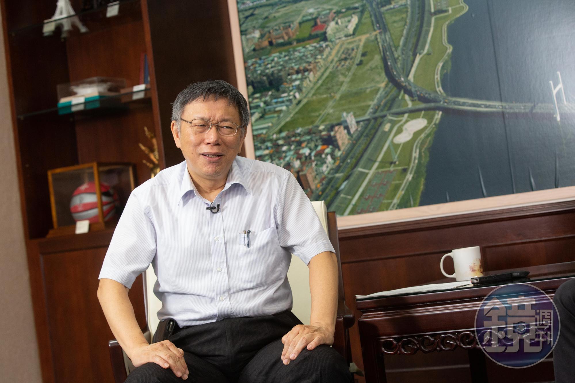 台北市長柯文哲受訪時提到自認跟郭台銘比較合。