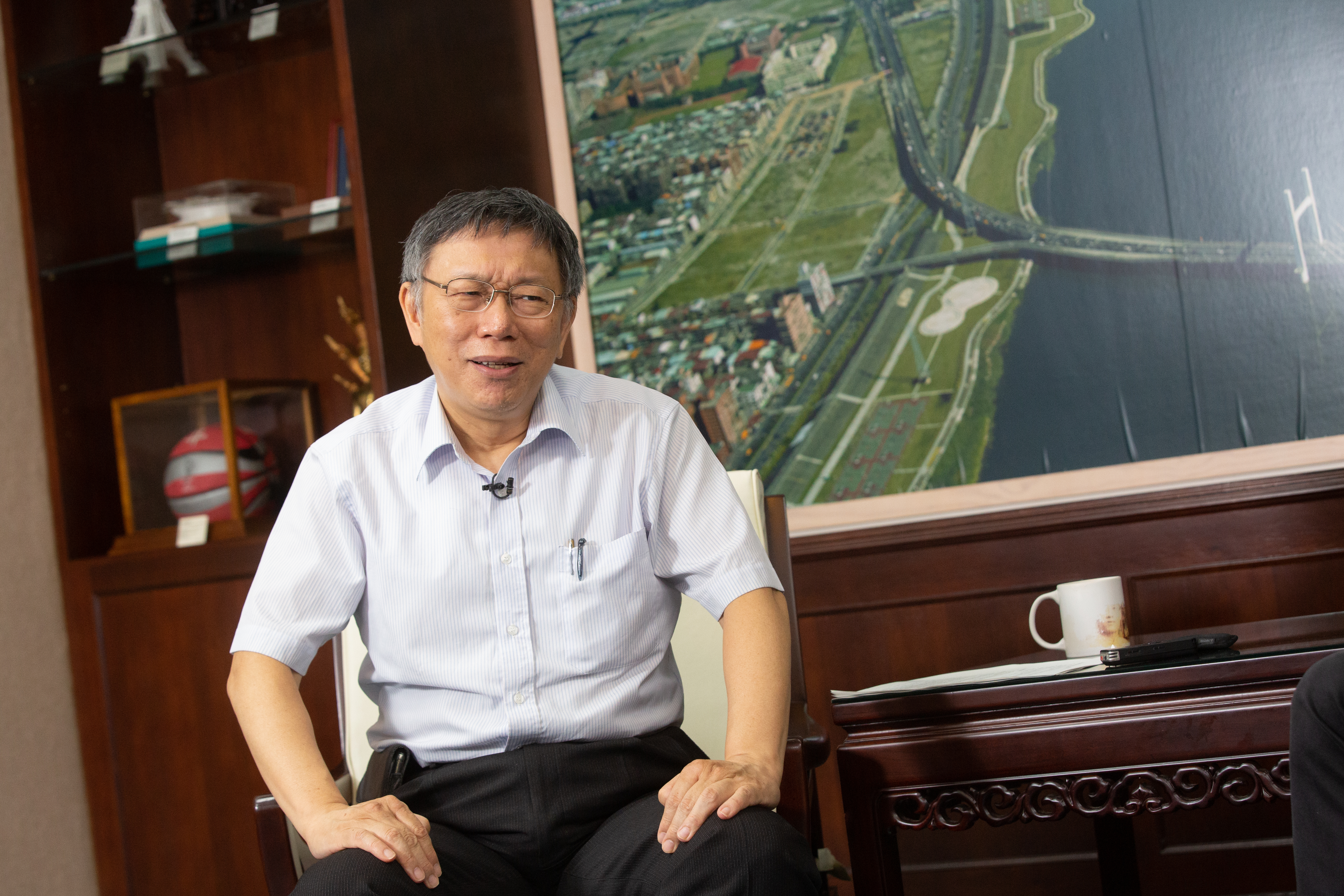 台北市長柯文哲受訪時提到自認跟郭台銘比較合。