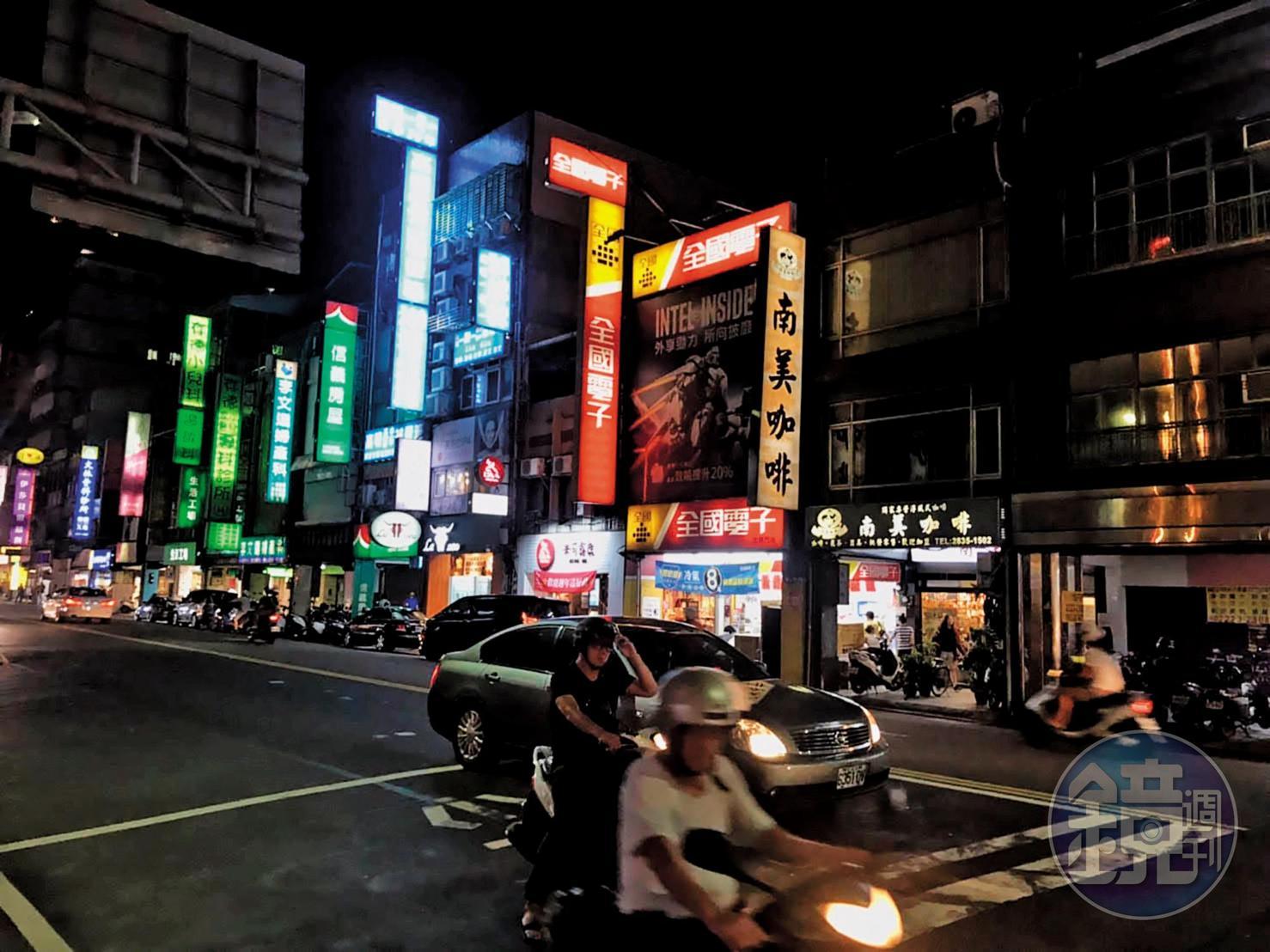 台北市士林這處路口騎樓,就是潘明秀20多年前經營刻印攤的位置。