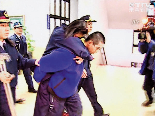 潘明秀因為行動不便,當年還是由弟弟潘明鴻揹著出庭。(東森新聞提供)