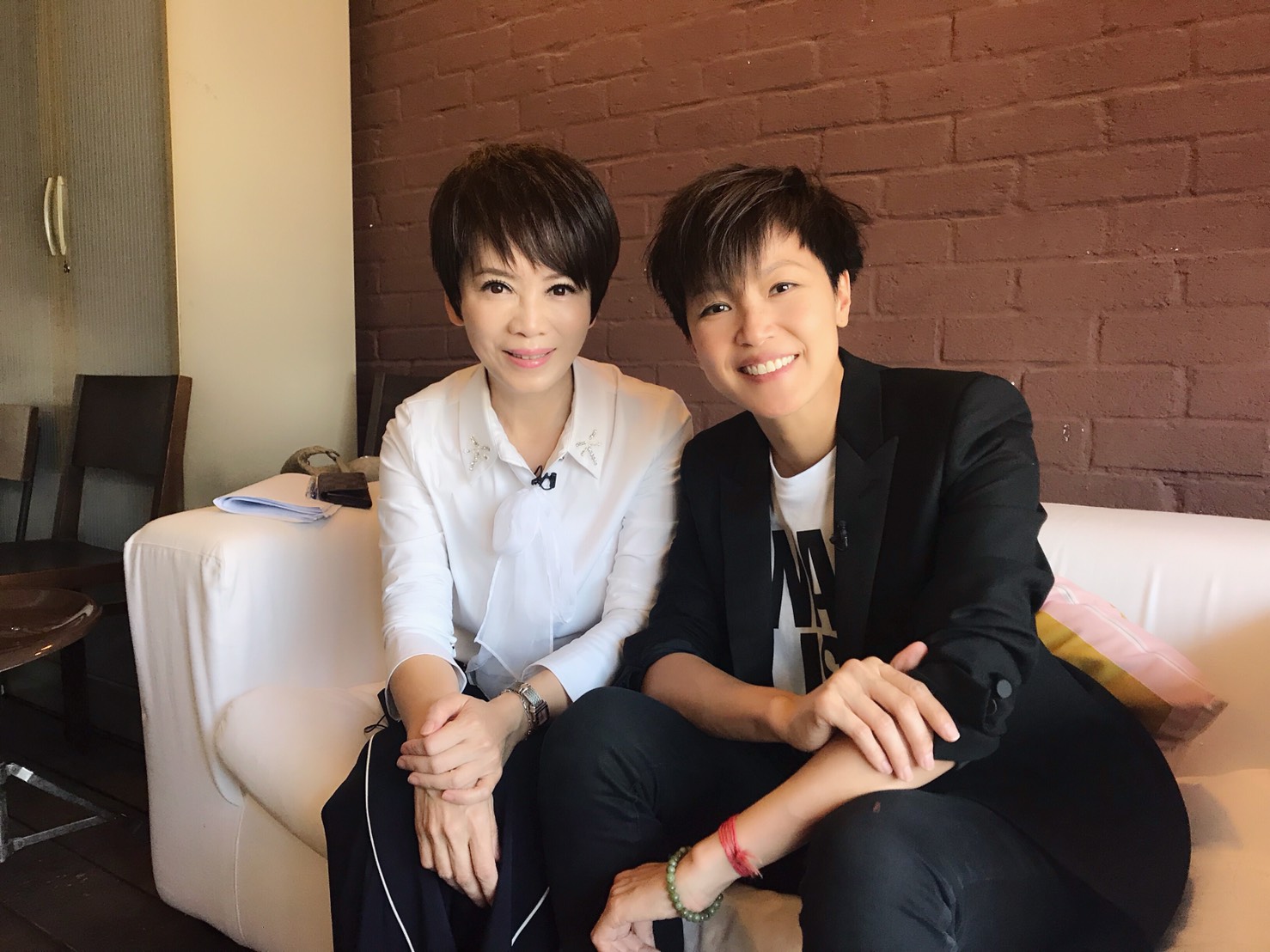 壹電視資深主播陳雅琳（左）親赴香港前線採訪，特別獨家專訪力挺反送中的歌手何韻詩。（壹電視提供）