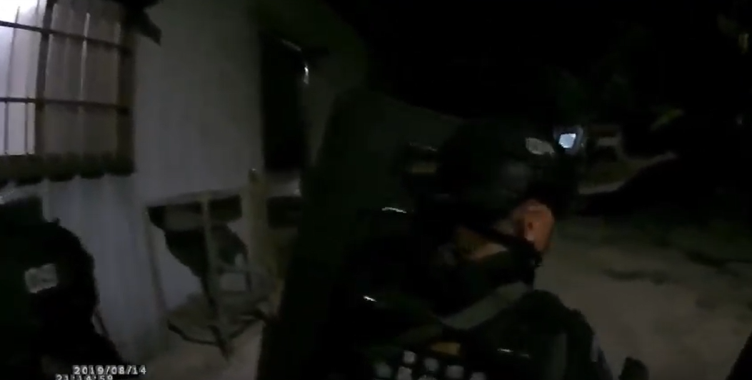 刑事局除暴特勤隊暗夜攻堅破門，逮捕3名改槍嫌犯。（刑事局提供）