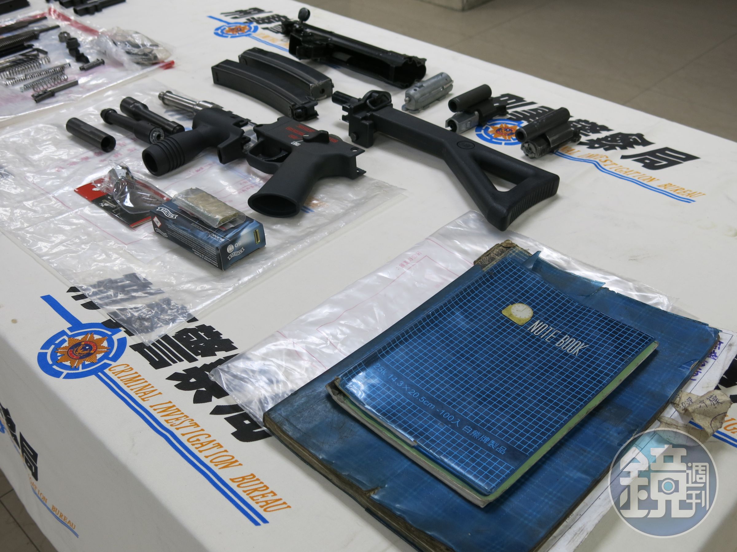 警方查扣仿MP5衝鋒槍等具殺傷力武器。（刑事局提供）