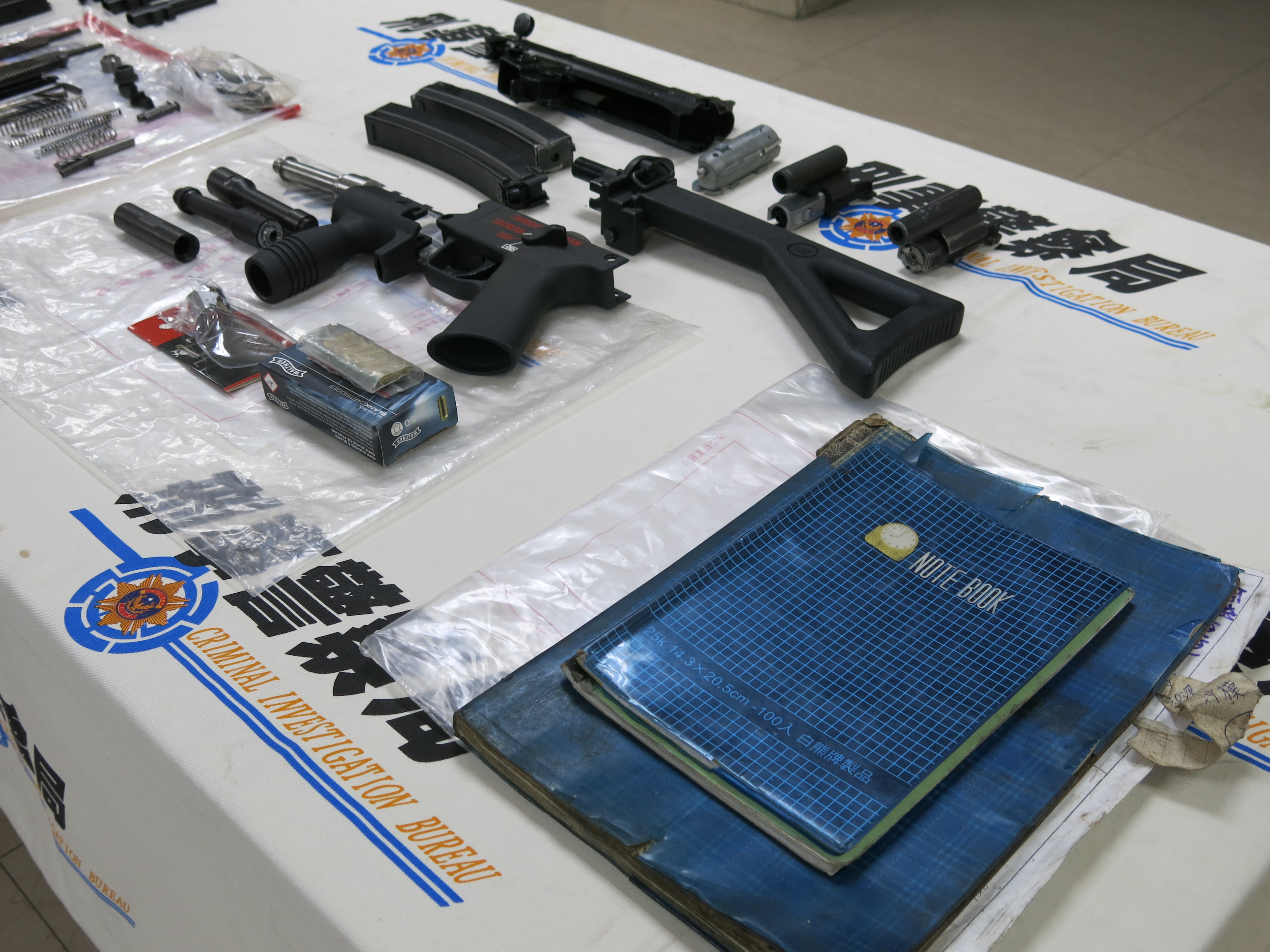 警方查扣仿MP5衝鋒槍等具殺傷力武器。（刑事局提供）