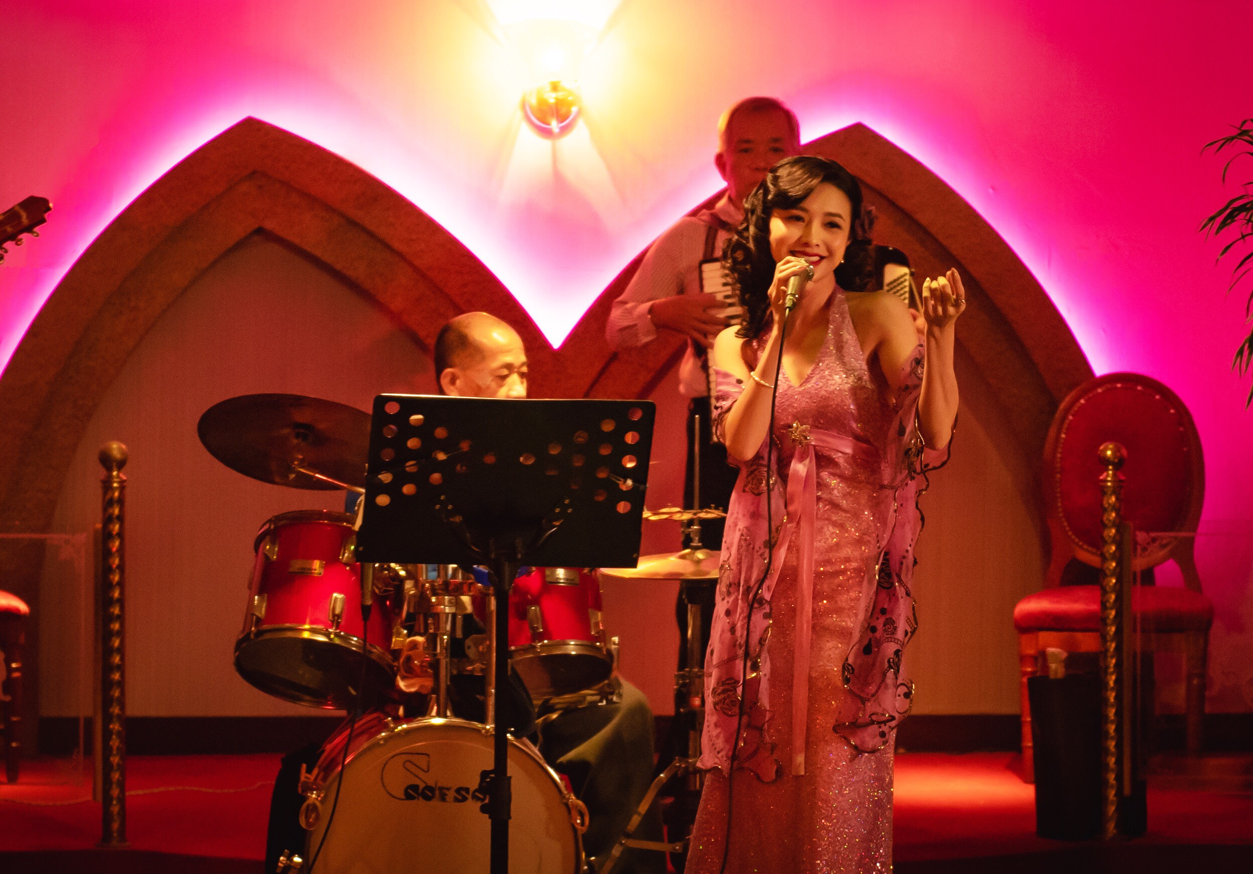 吳婉君在《苦力》中演出風情萬種的紅牌酒家女，她覺得能夠挑戰沒有嘗試過的角色是很棒的經驗。（公視提供）