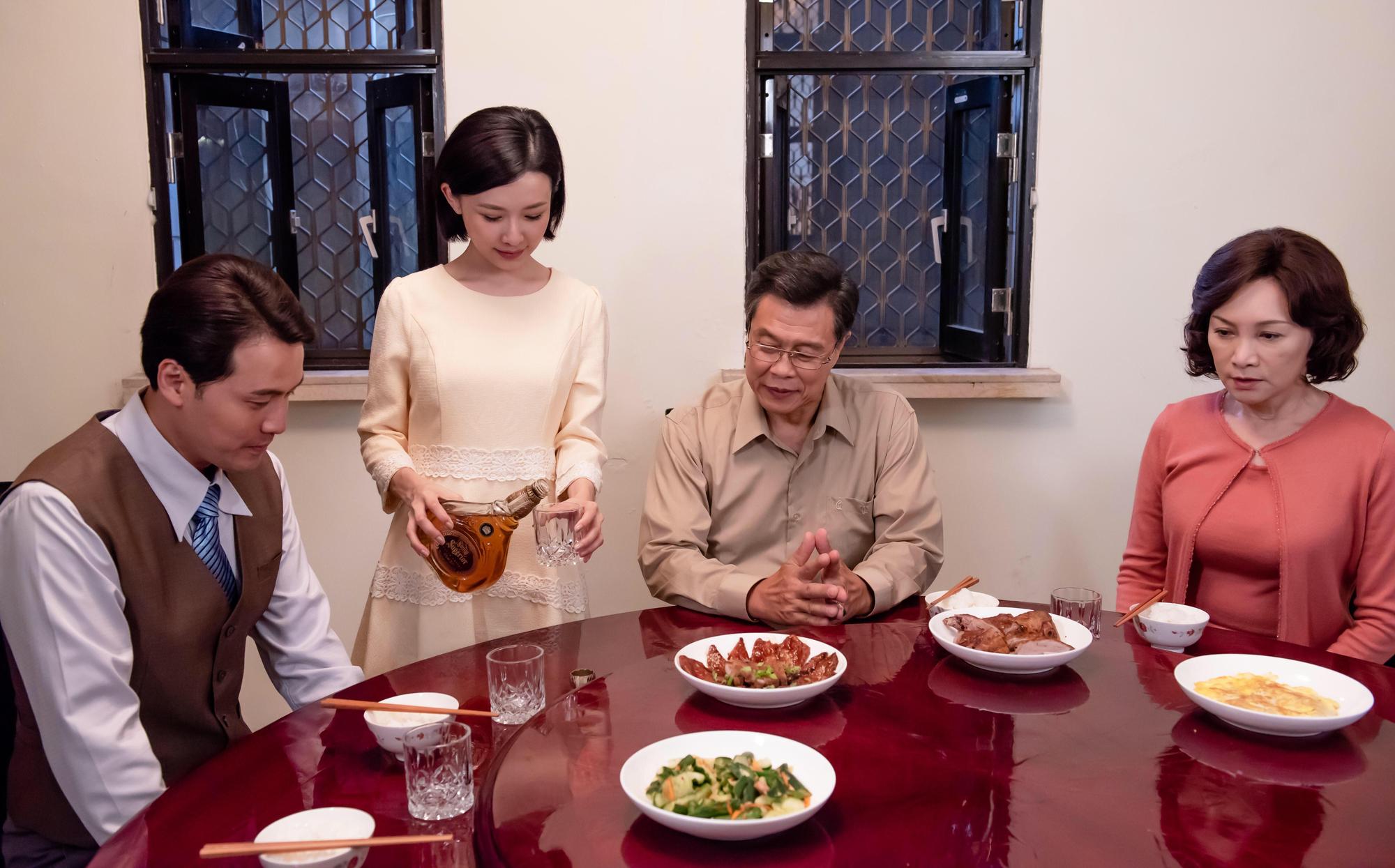 楊烈識破兒子黃文星想娶回家的竟然是酒家女，使喚吳婉君倒酒，再出言羞辱撒小費給她難堪。（公視提供）