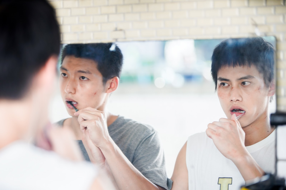 片中處罰球員的方式之一是要求兩人牽手、長時間一起行動，刷牙時也要手牽手。（下半場電影提供）
