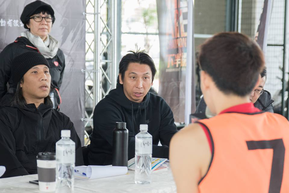 監製陳寶旭(左)、導演張榮吉(左)與設計全片戰術的教練賈凡(中)共同討論拍攝細節。(翻攝自《下半場》臉書)