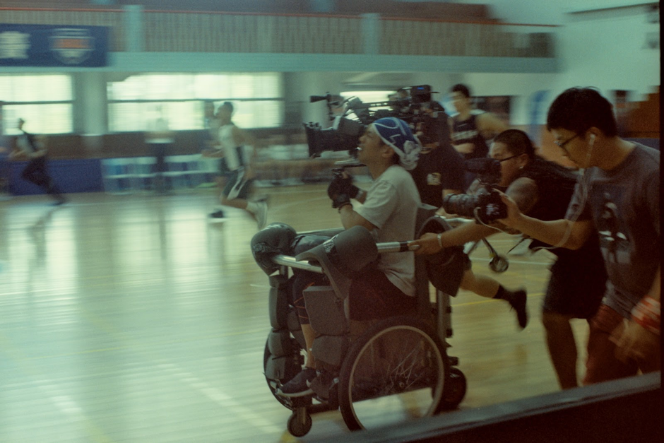 為了捕捉移動的快速節奏，攝影指導陳大璞坐在特殊改造的「輪椅」上拍攝。（白杰立提供）