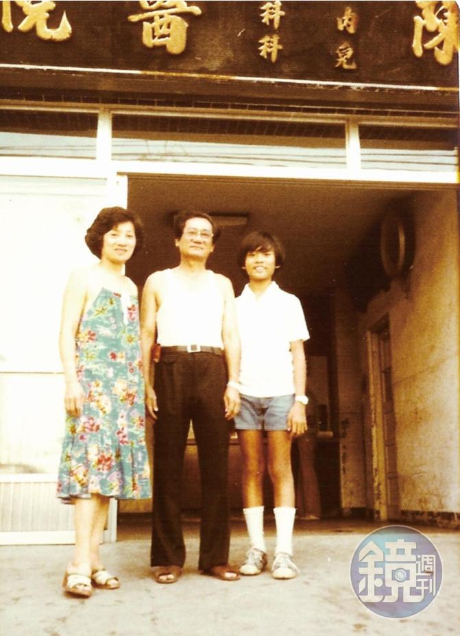 1979年陳俊龍出國前與父母親在老家門口合照。(陳俊龍提供)