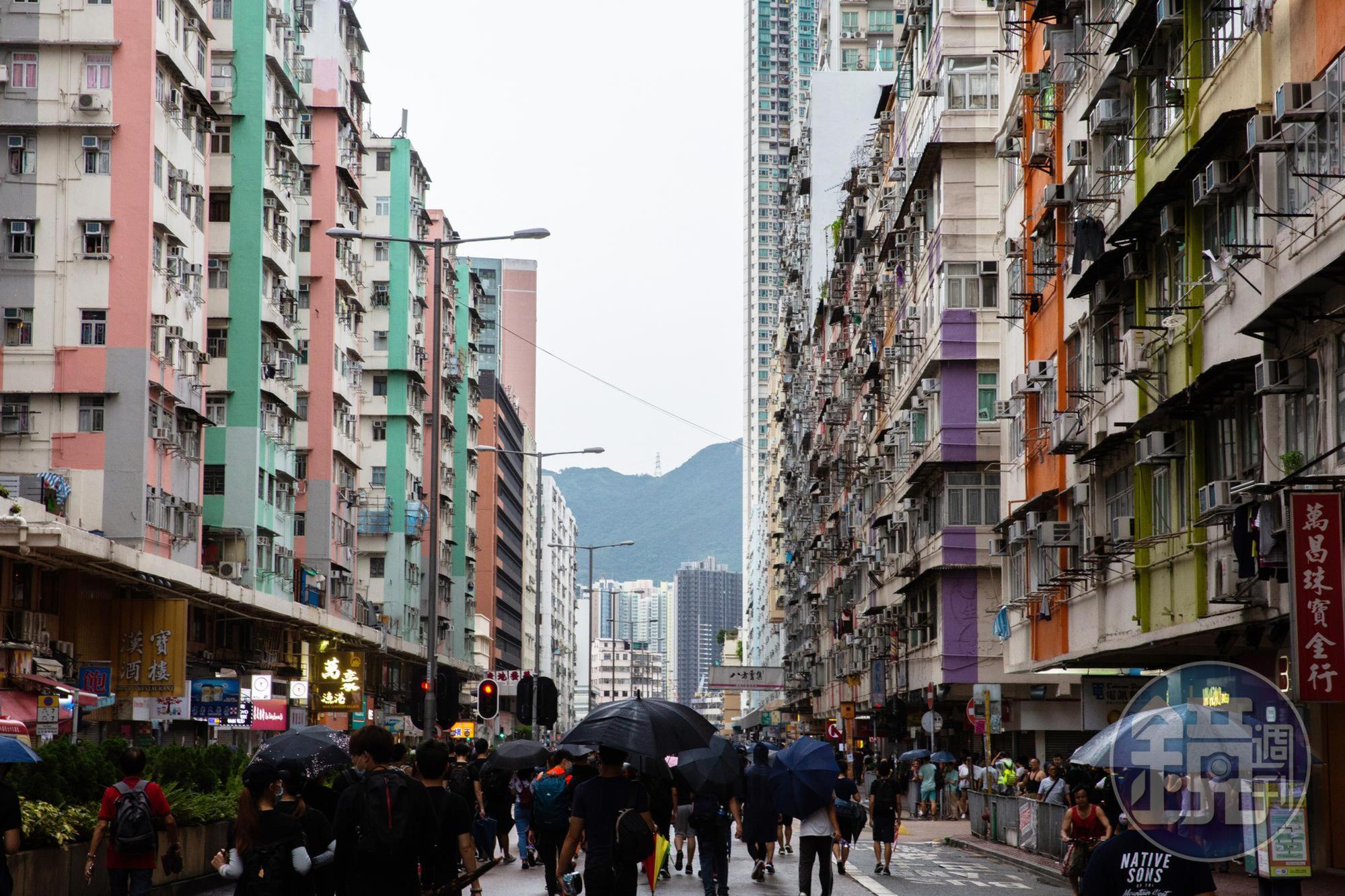 遊行路線改路縮短，部分示威者前往旺角警署抗議。