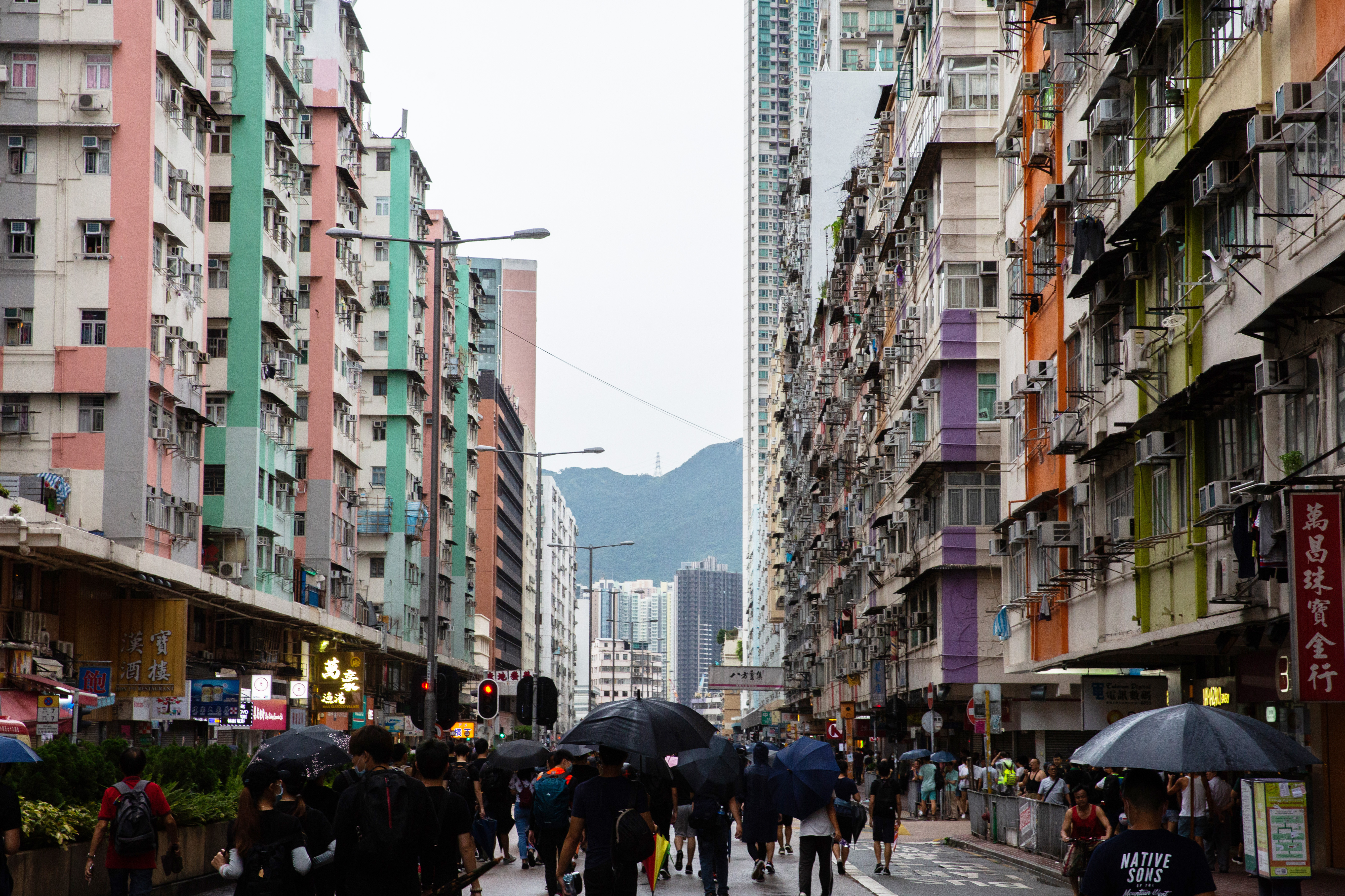 遊行路線改路縮短，部分示威者前往旺角警署抗議。
