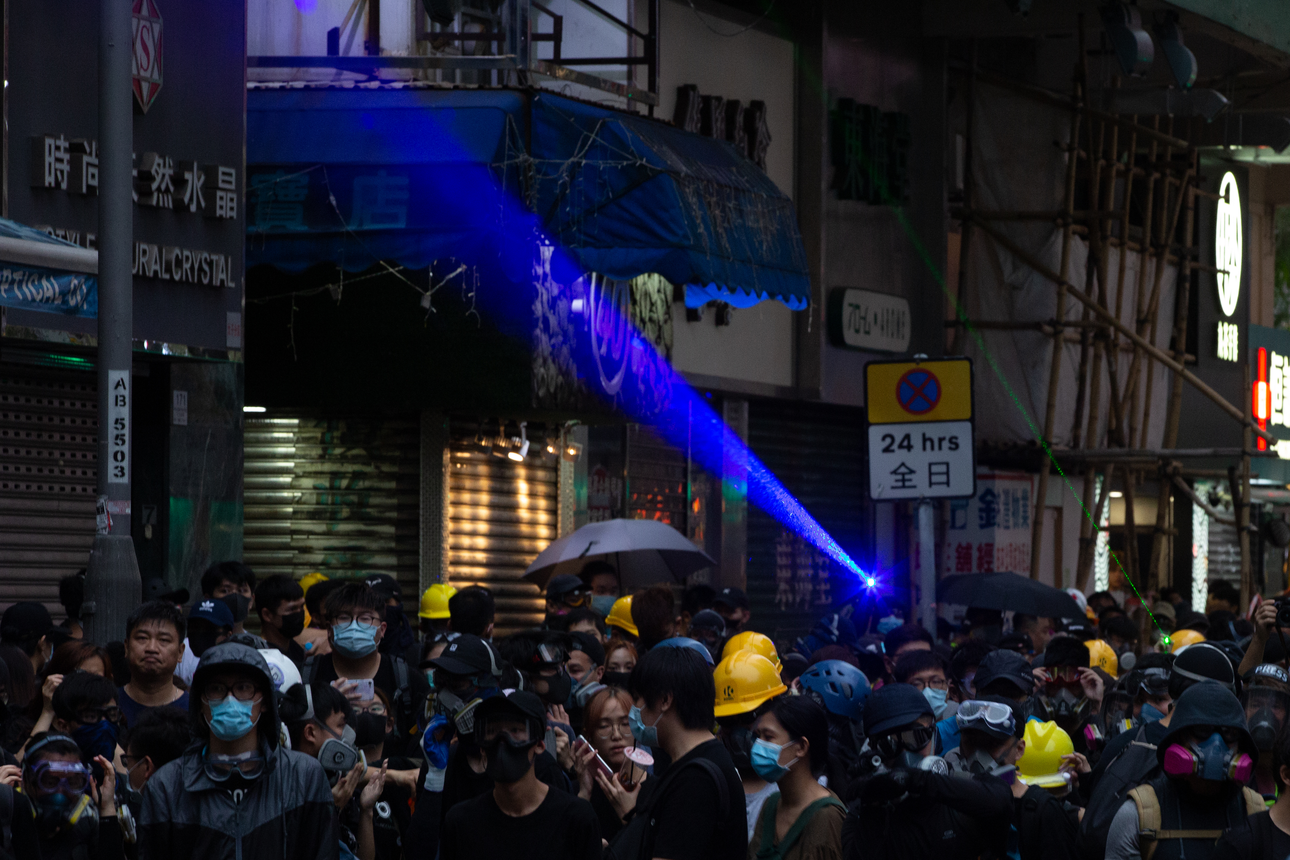 一位示威者用雷射筆射向警署。