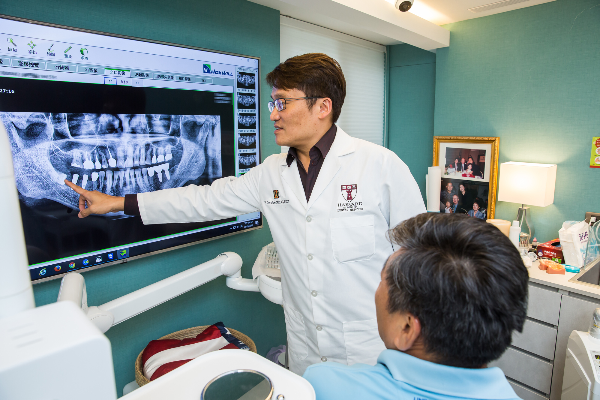 陳俊龍(右)大一就考上哈佛牙科與耶魯醫科,後來選擇哈佛,成為牙醫師。