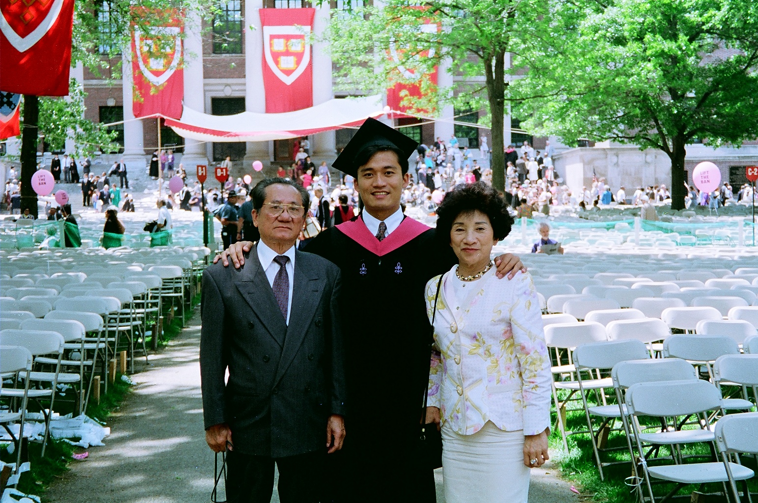 陳俊龍從哈佛大學畢業時特別請父母親前往美國，父親那時才知道他選擇牙科而非耶魯大學醫學系。（陳俊龍提供）