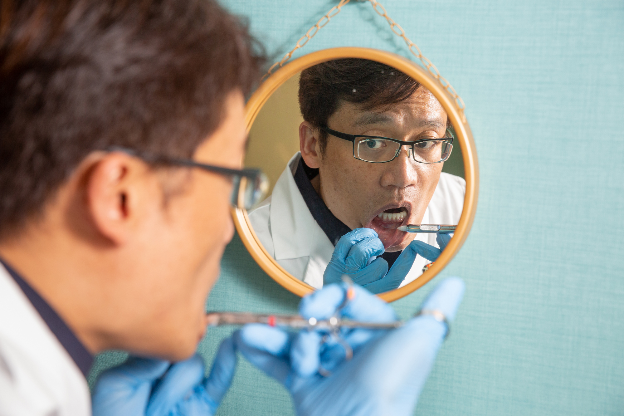 陳俊龍為了理解病患的感受，學生時代就試著自己打自己麻醉，找到不痛的方法。