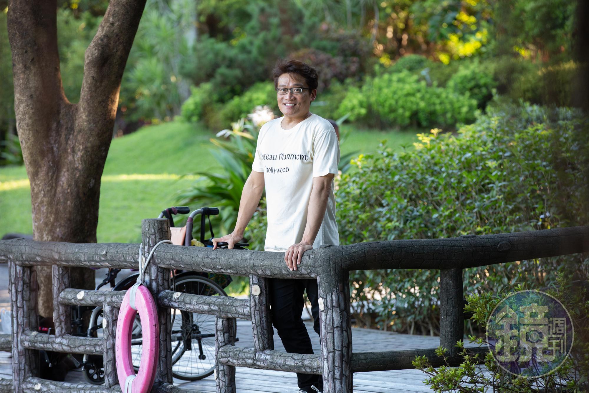 陳俊龍小時候身體很差，到美國後為了快點融入，努力運動健身，讓同學們主動邀請他加入校隊。
