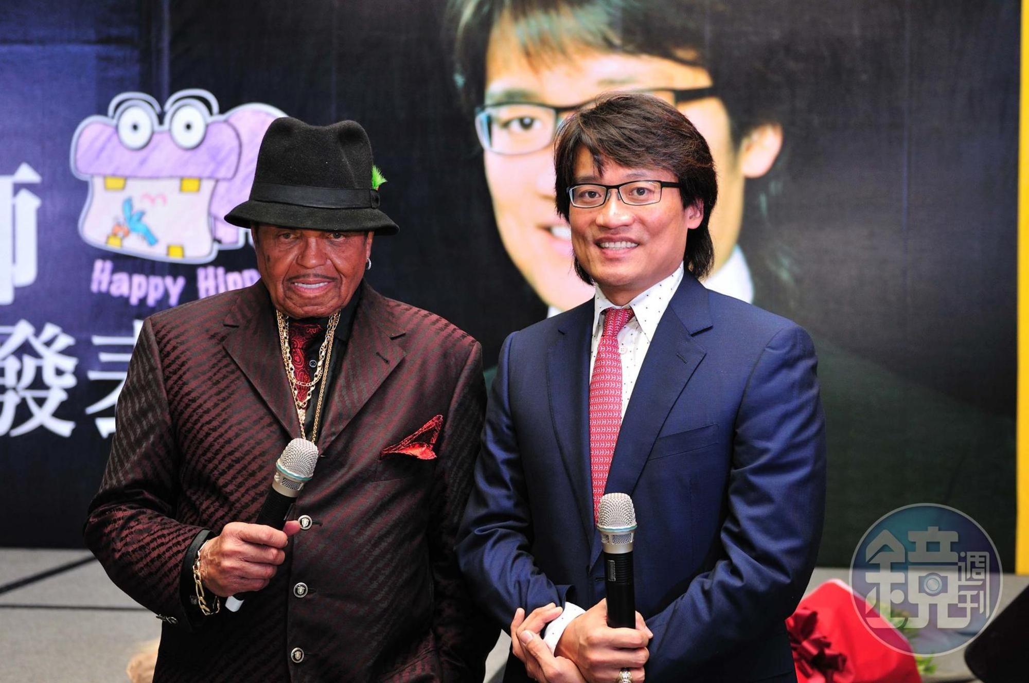 麥克傑克森父親喬傑克森(Joe Jackson)與陳俊龍（右）有很好的交情，接受治療後還曾送他一幅畢卡索真跡畫作。（翻攝里昂哈佛仁愛牙醫診所官方網站）