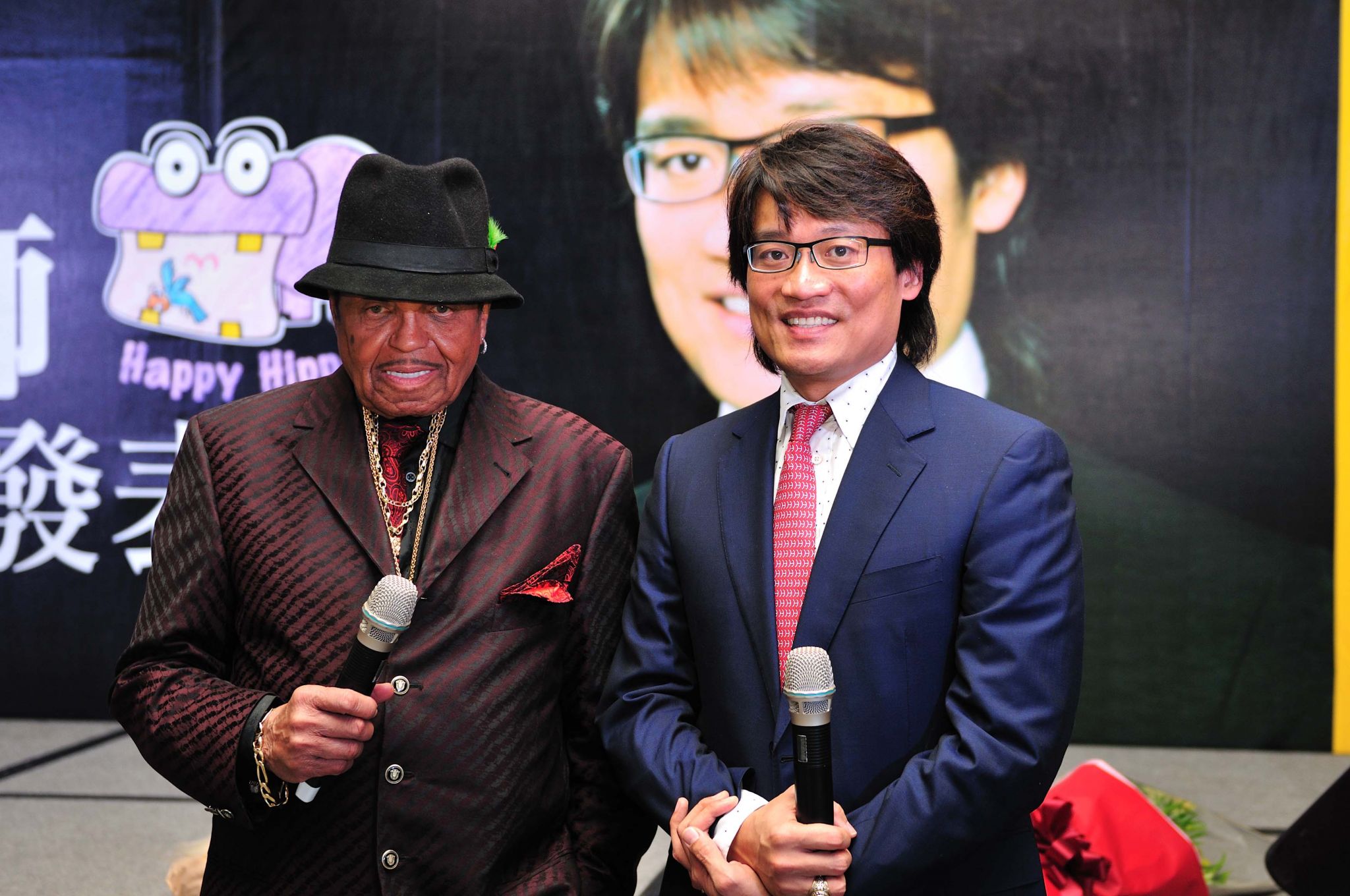 麥克傑克森父親喬傑克森(Joe Jackson)與陳俊龍（右）有很好的交情，接受治療後還曾送他一幅畢卡索真跡畫作。（翻攝里昂哈佛仁愛牙醫診所官方網站）