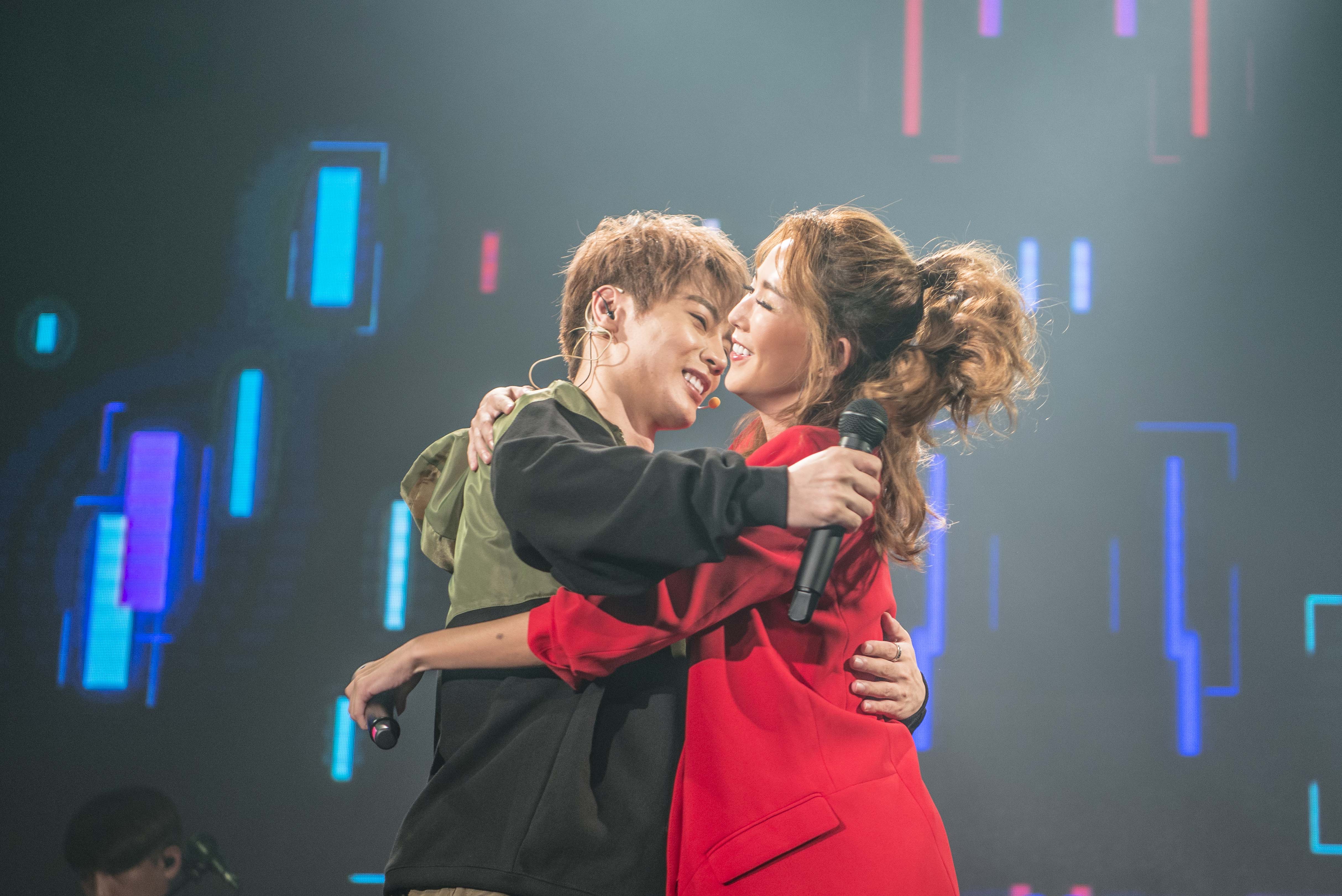 為了挺古曜威，拐拐掉了兩公斤。（單純夢想文創事業提供）