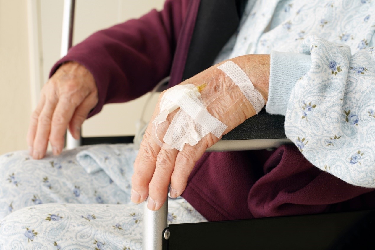 原PO阿嬤腦中風開刀，他自願折壽救嬤，最後卻後悔了…（示意圖非當事人，圖截自photoac）