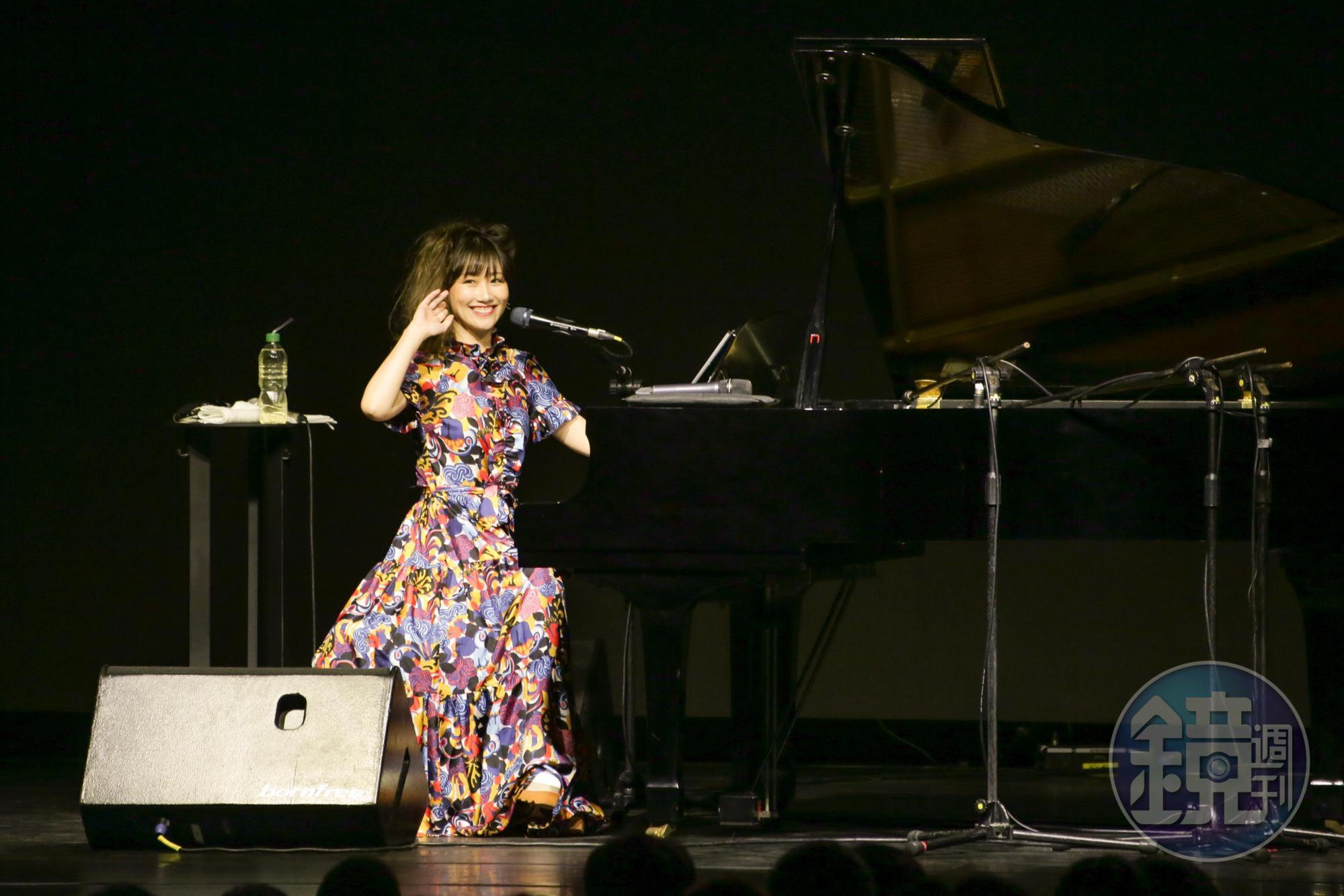日本創作才女大塚愛舉辦鋼琴彈唱會，吸引700多名歌迷到場。