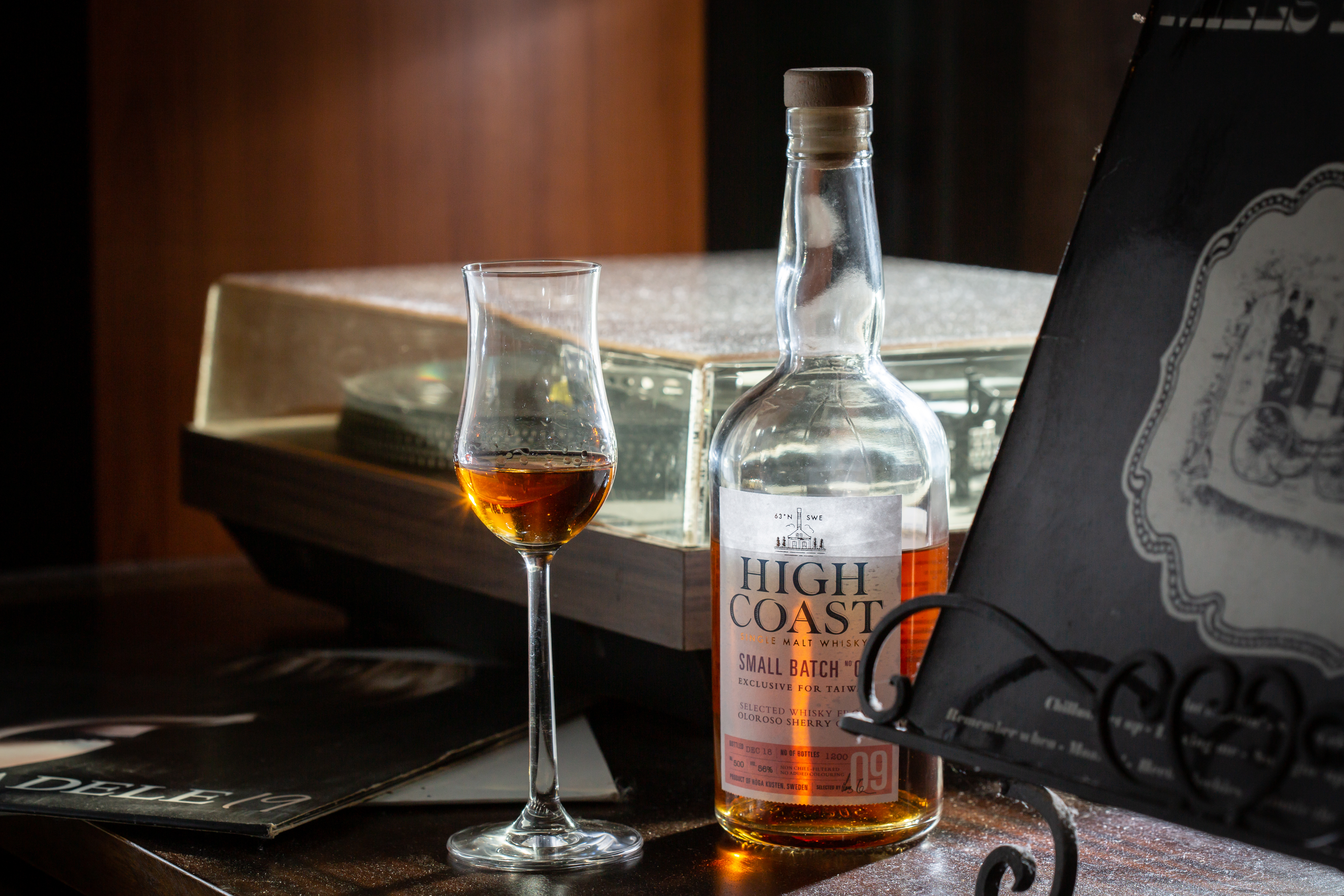 醇厚酒體「High Coast Oloroso Sherry Cask台灣限定版Oloroso雪莉桶」,帶甜味及果乾香氣。(350元/杯)