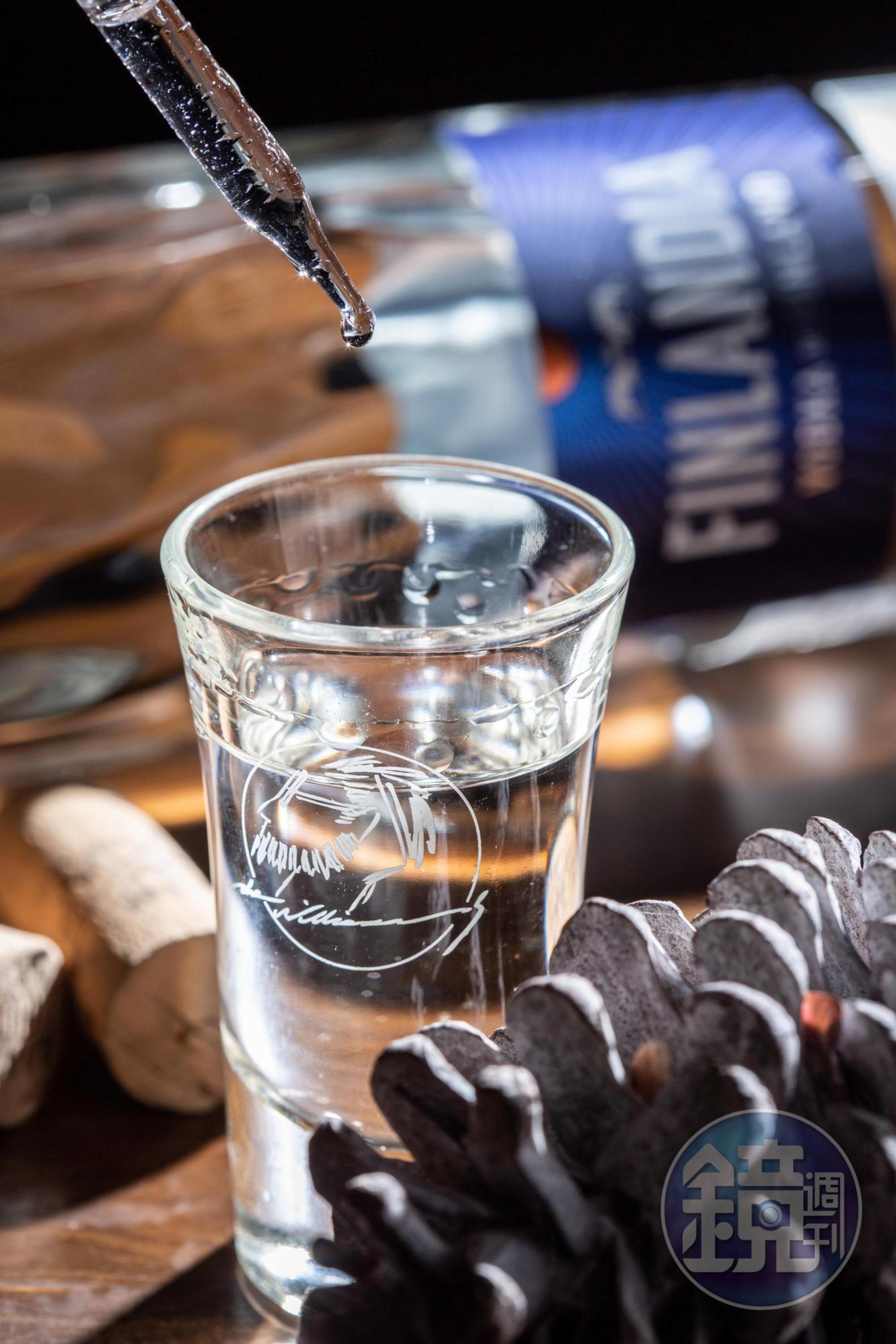 SHOT「情人的眼淚」用「Finlandia Vodka」(芬蘭伏特加)再滴上「Ardbeg威士忌」的烈酒,酒質夠勁,帶著獨特的泥煤味。(150元/杯)
