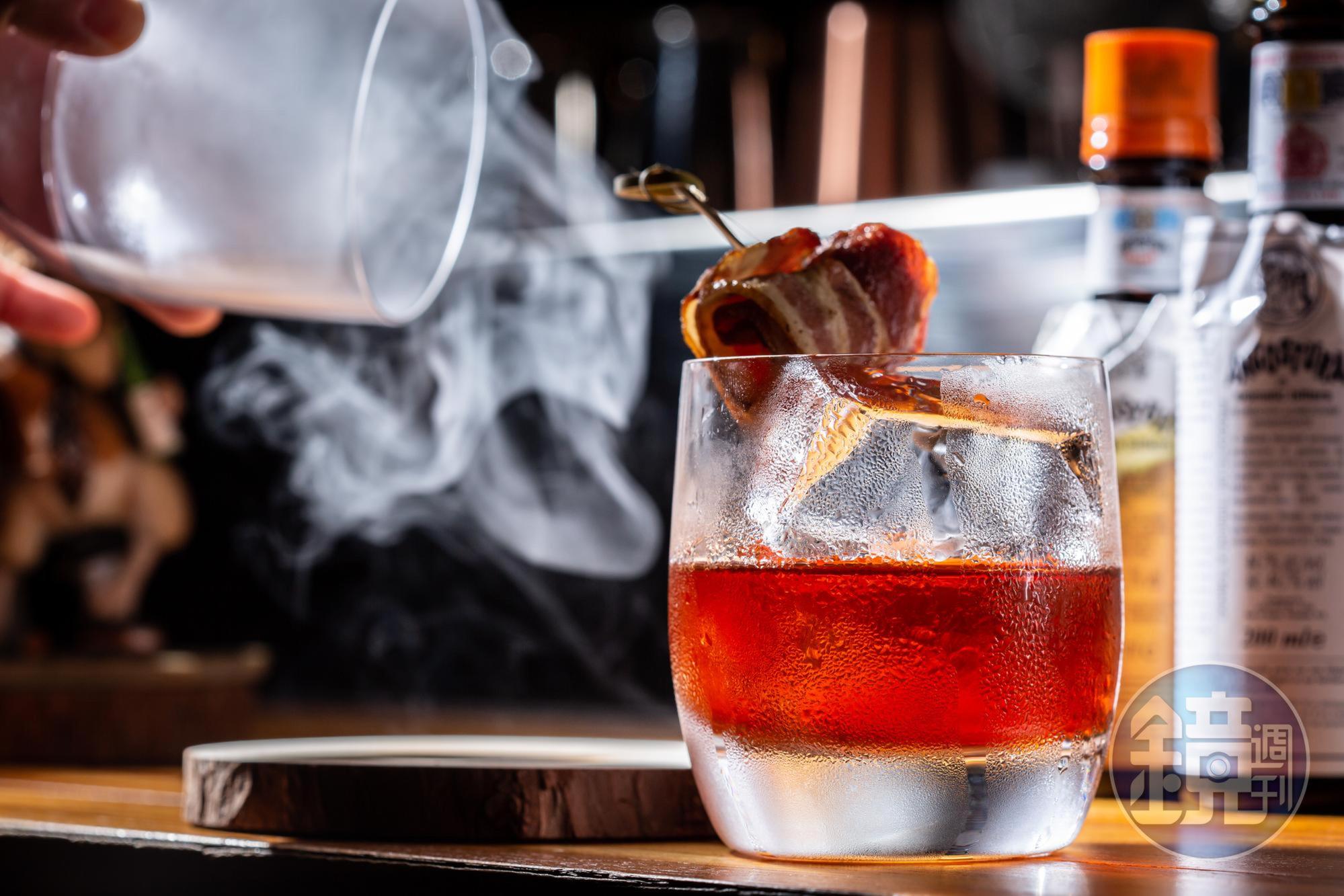 結合北歐煙燻意象的「Smoked old fashioned」。(280元/杯)