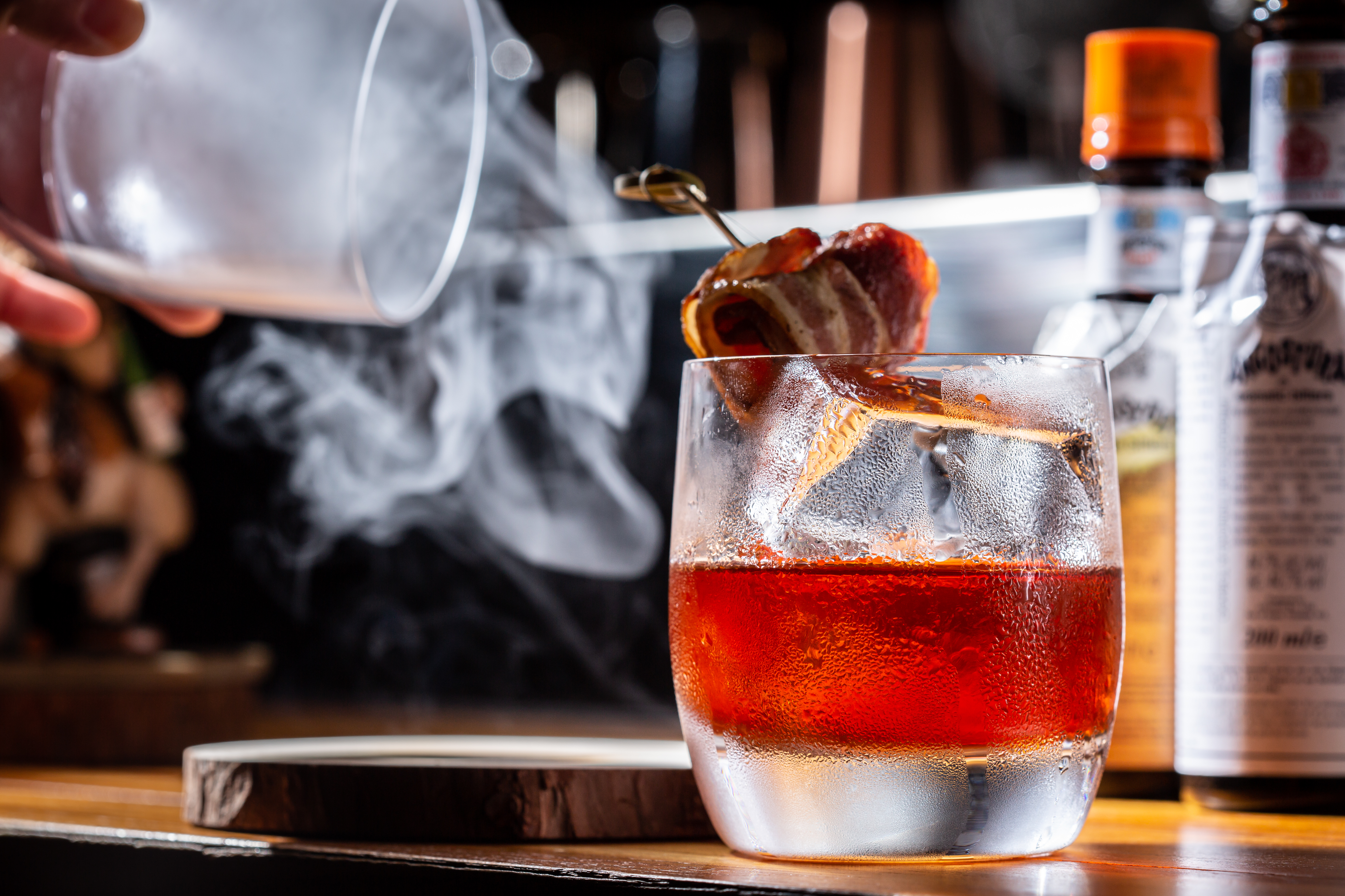 結合北歐煙燻意象的「Smoked old fashioned」。（280元／杯）