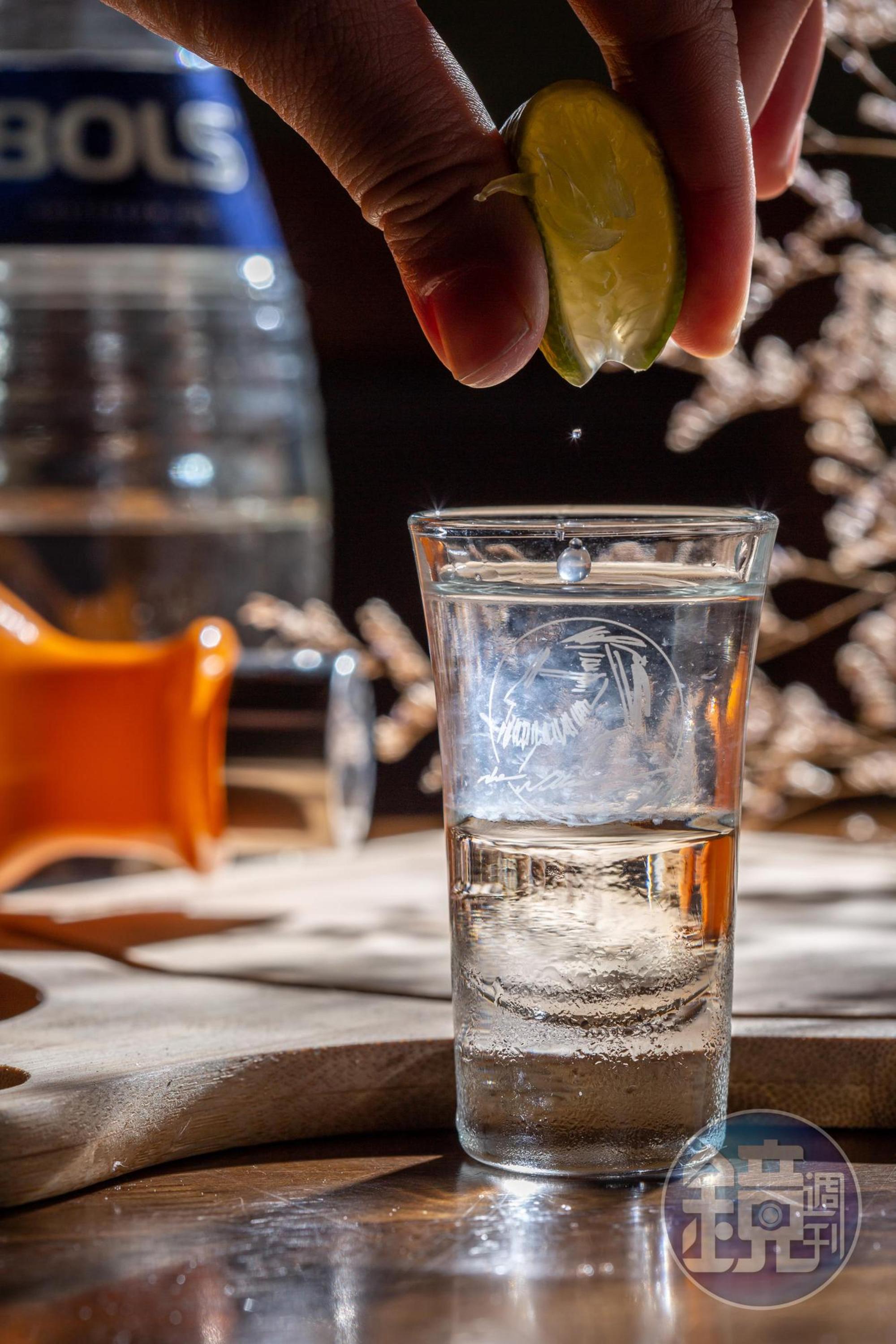 「一頭撞死」用君度橙酒加伏特加,飲用前擠入檸檬汁,先酸苦後濃甜。(100元/杯)