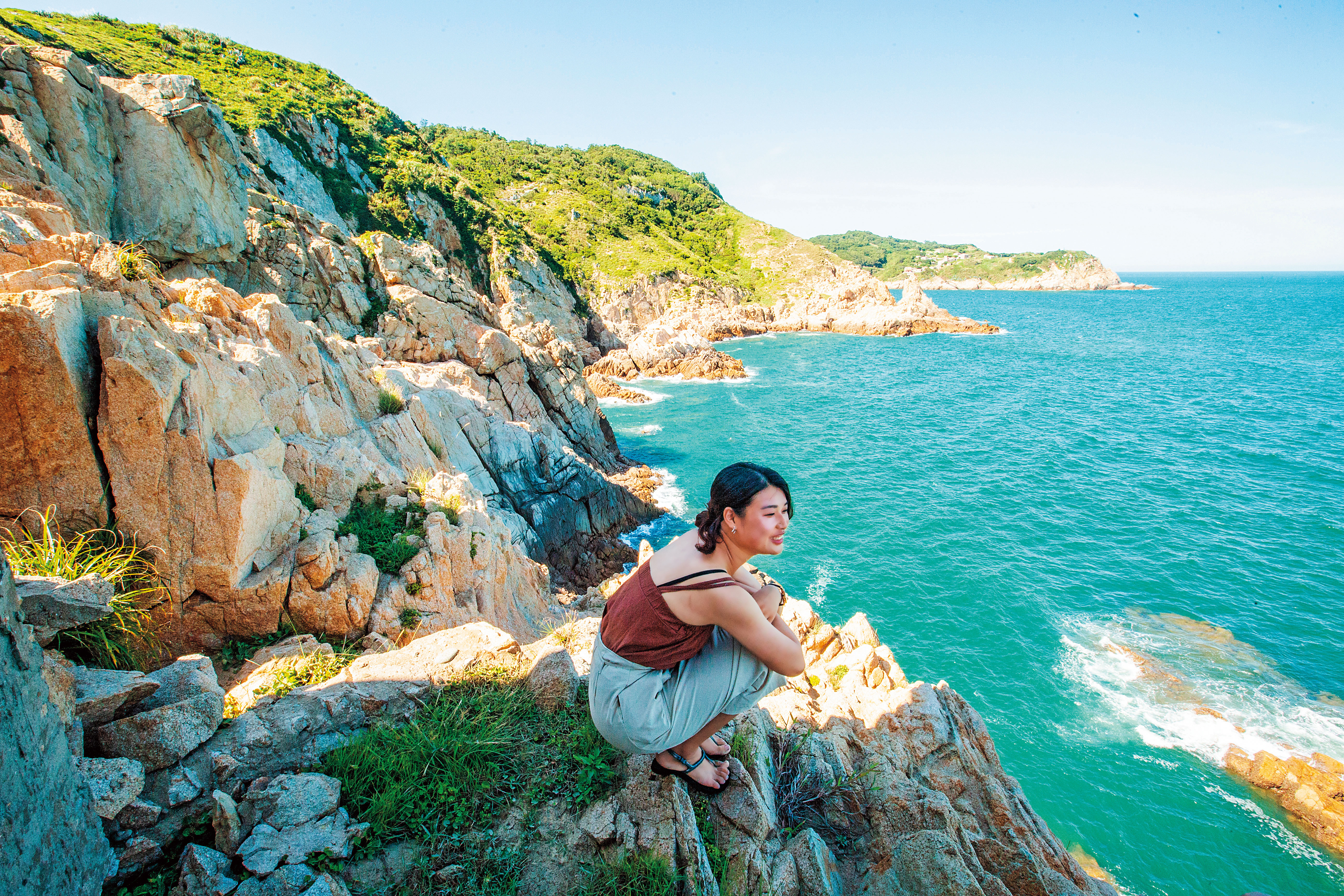 曹芷屏對東莒有深厚情感，開著車帶我們來到她的祕密基地看海，並叮囑我們：「絕對不能寫出這在哪。」