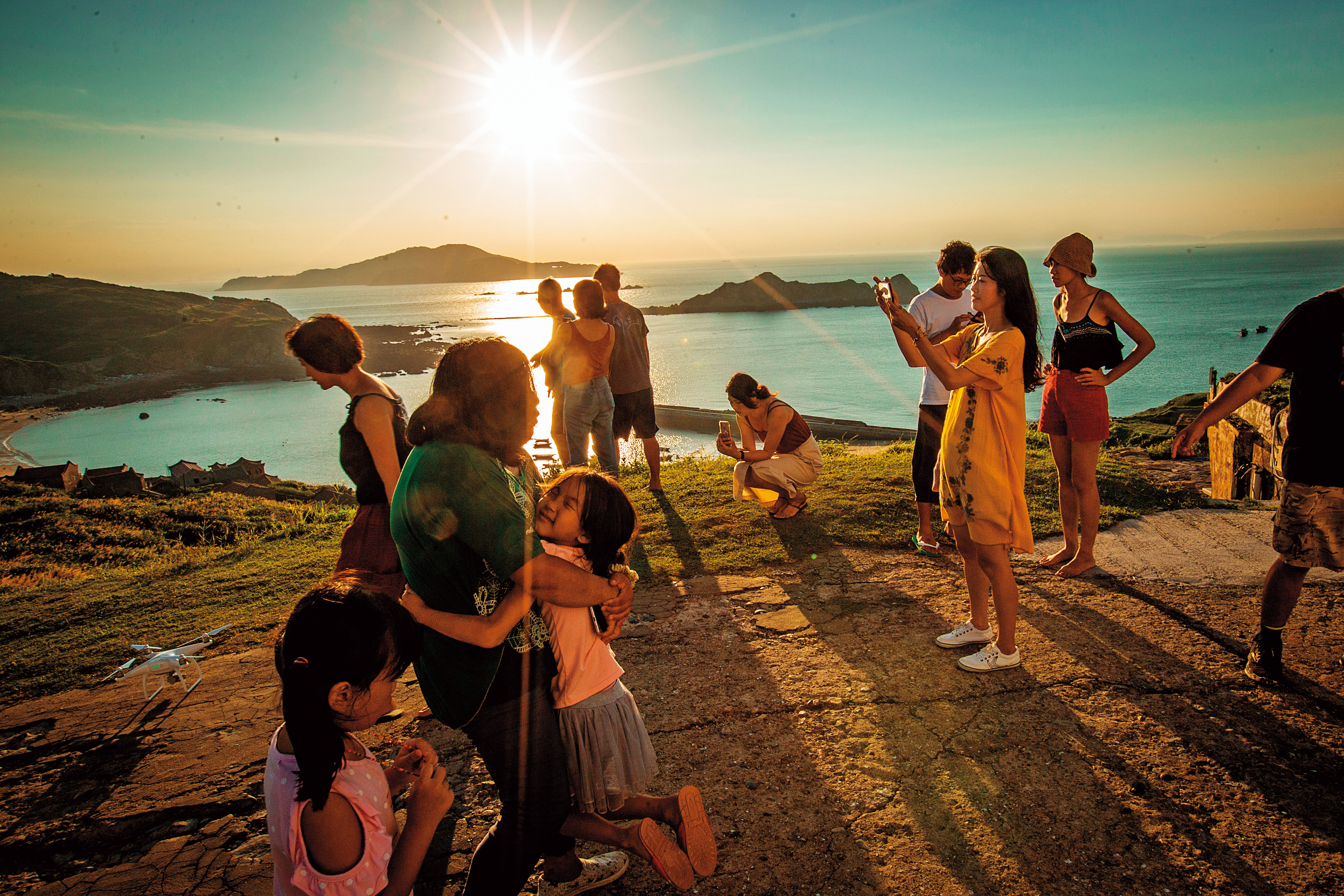 3天2夜的採訪，曹祥如開車載我們去了許多地方，並且叫我們一定要到燈塔附近看無敵夕陽，最後我們索性把所有人都帶去拍照。