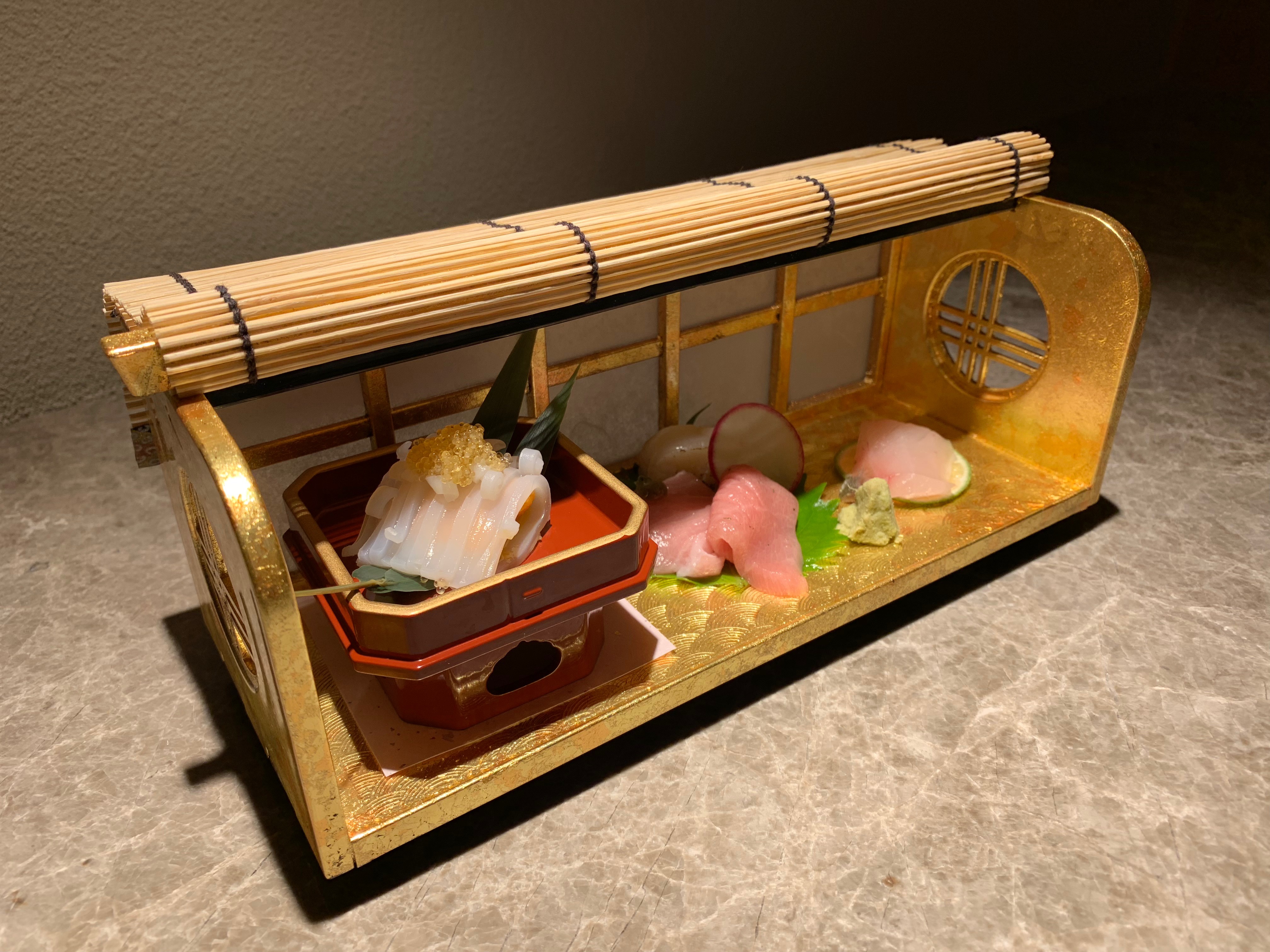 和牛燒肉品牌「樂軒」，在台北晶華酒店B3打造出自家餐飲體系中最頂級的新品牌「樂軒和牛割烹」。