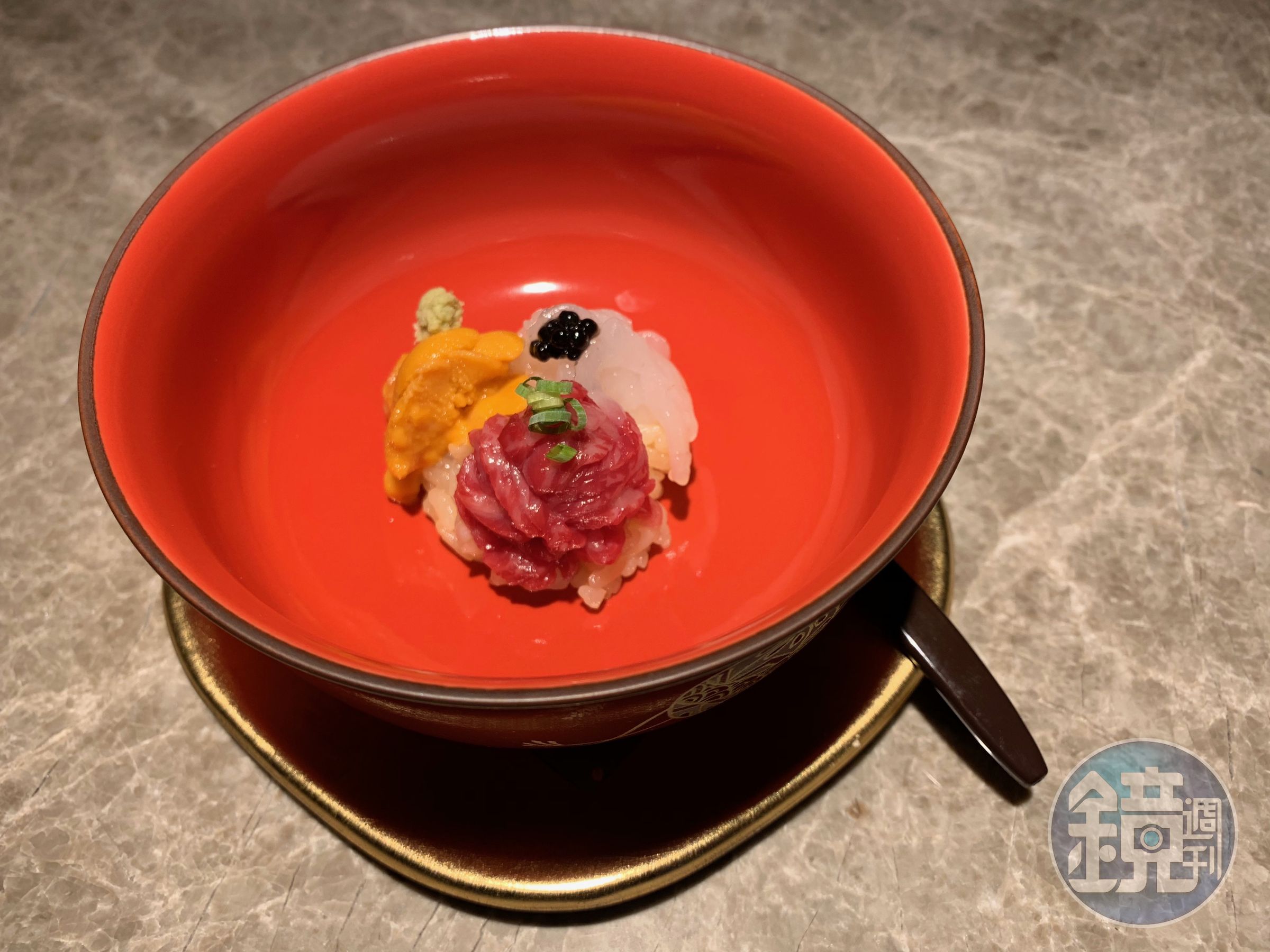 先付「生牛肉韃靼」嫩口鮮綿，配一口赤醋飯，酸甜生津脾胃開。（4,800元套餐菜色）