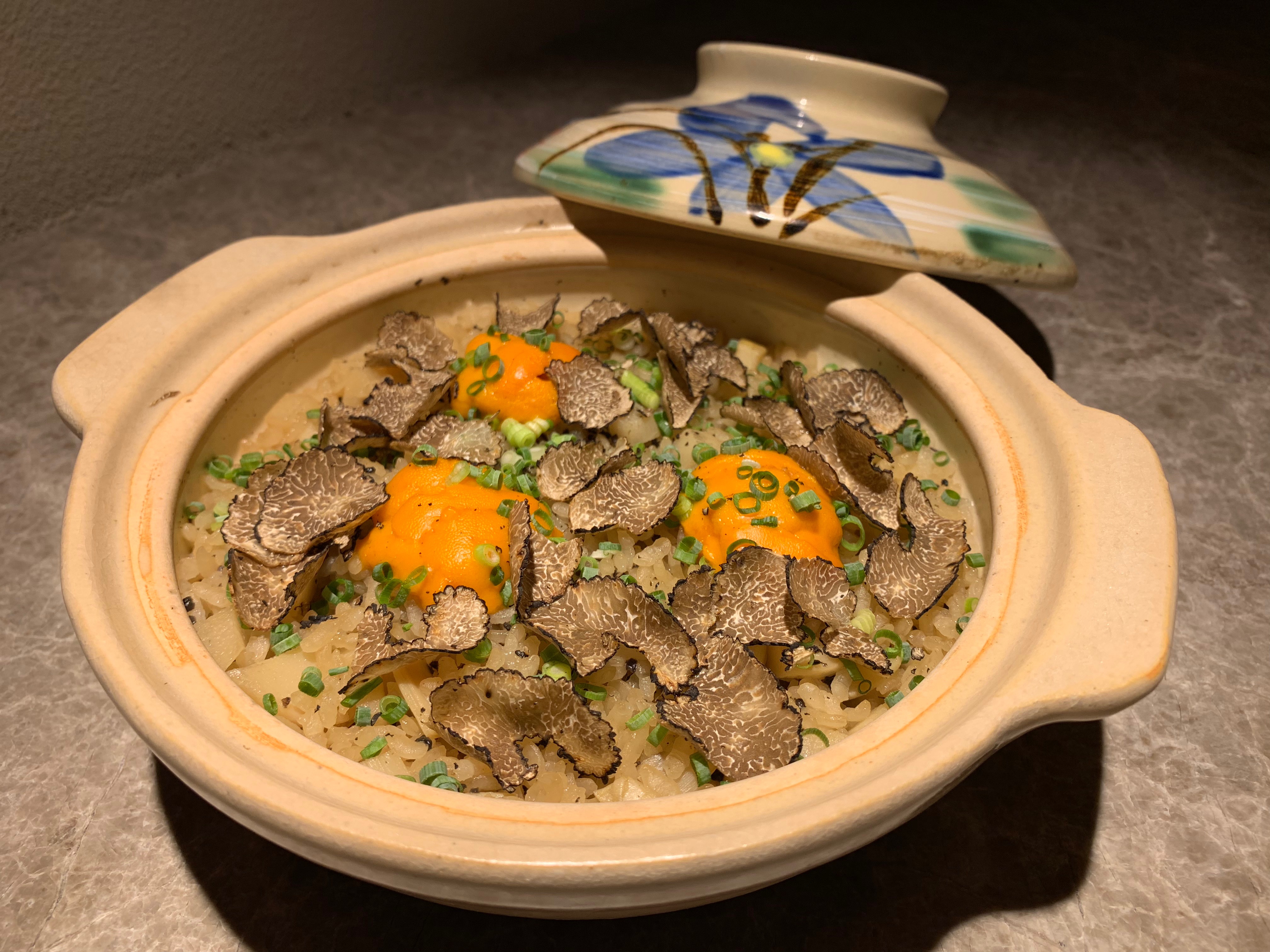 食事「松露釜飯」以日本鰹節高湯煮新潟越光米，拌著法國黑松露及北海道赤上海膽一起吃，鮮香滿足。（4,800元套餐菜色）