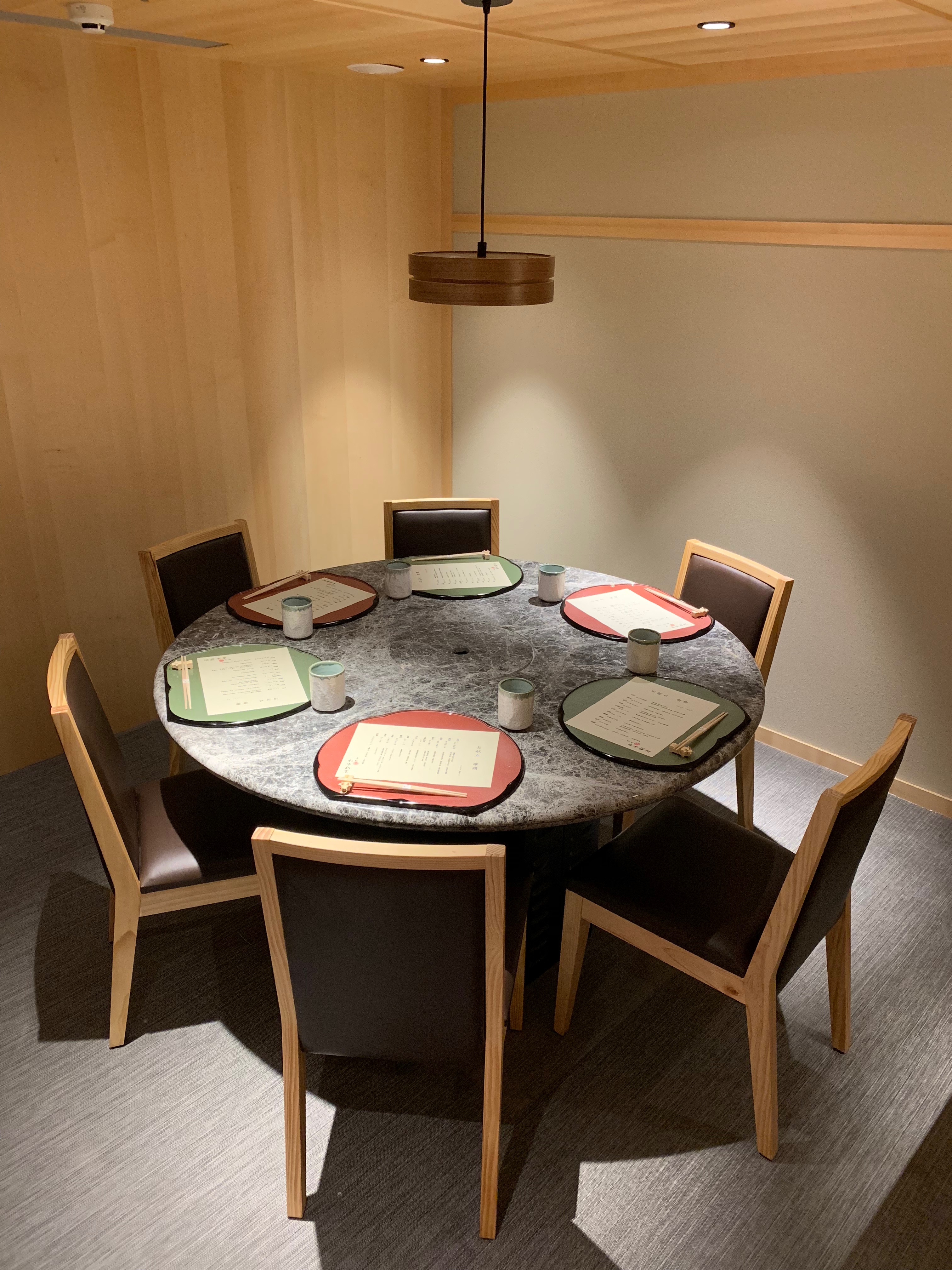 除了板前座位，餐廳另外設立3個包廂。