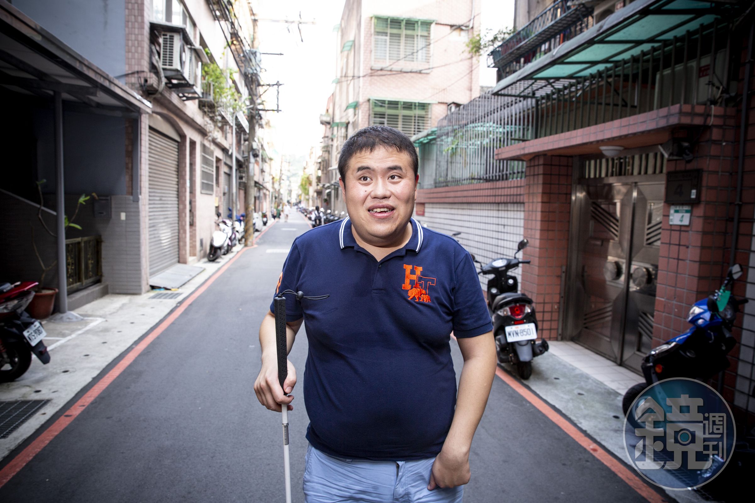 林宏宇住在新北市，環境對視障者的行動都很不友善，但他還是努力調適。