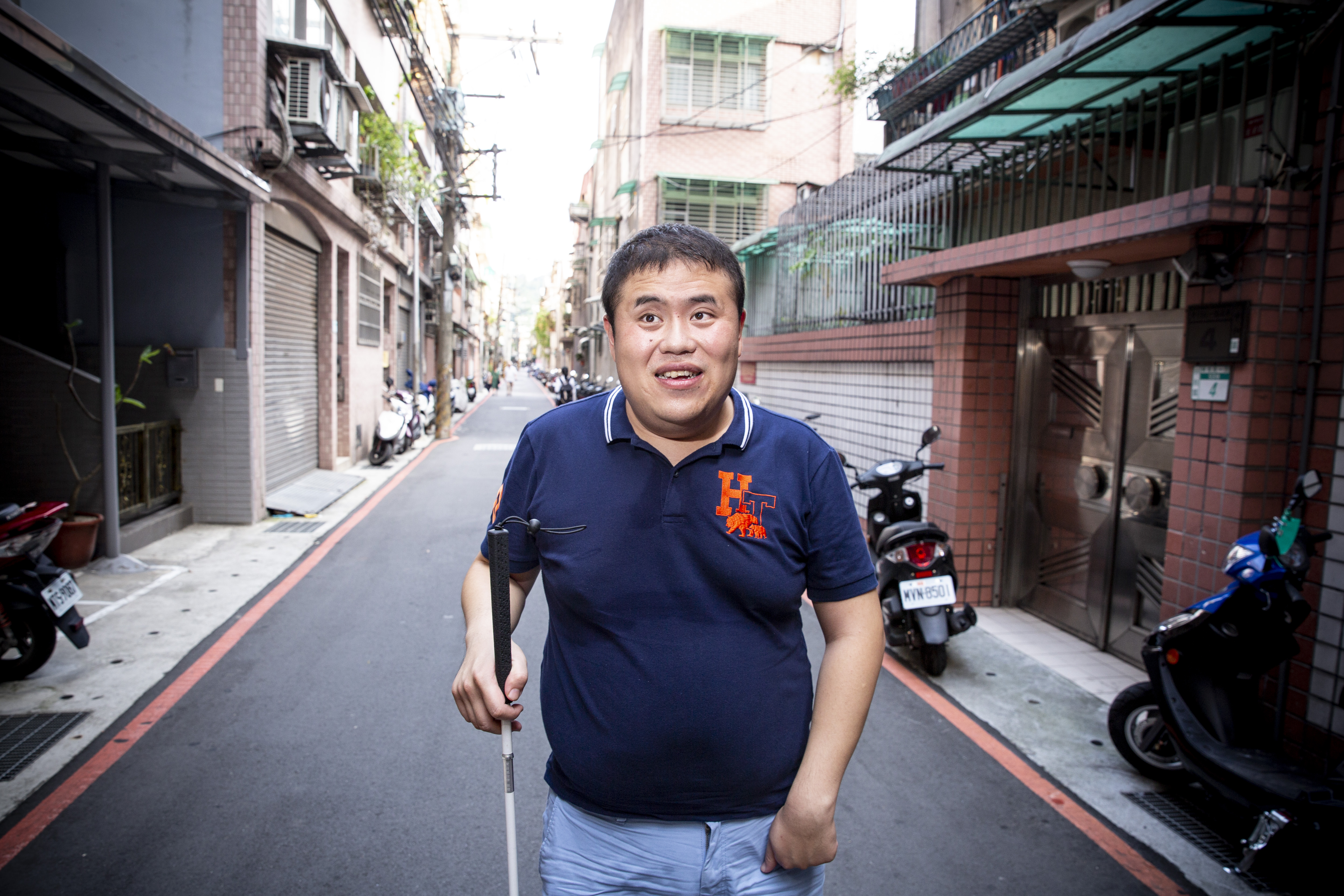 林宏宇住在新北市，環境對視障者的行動都很不友善，但他還是努力調適。