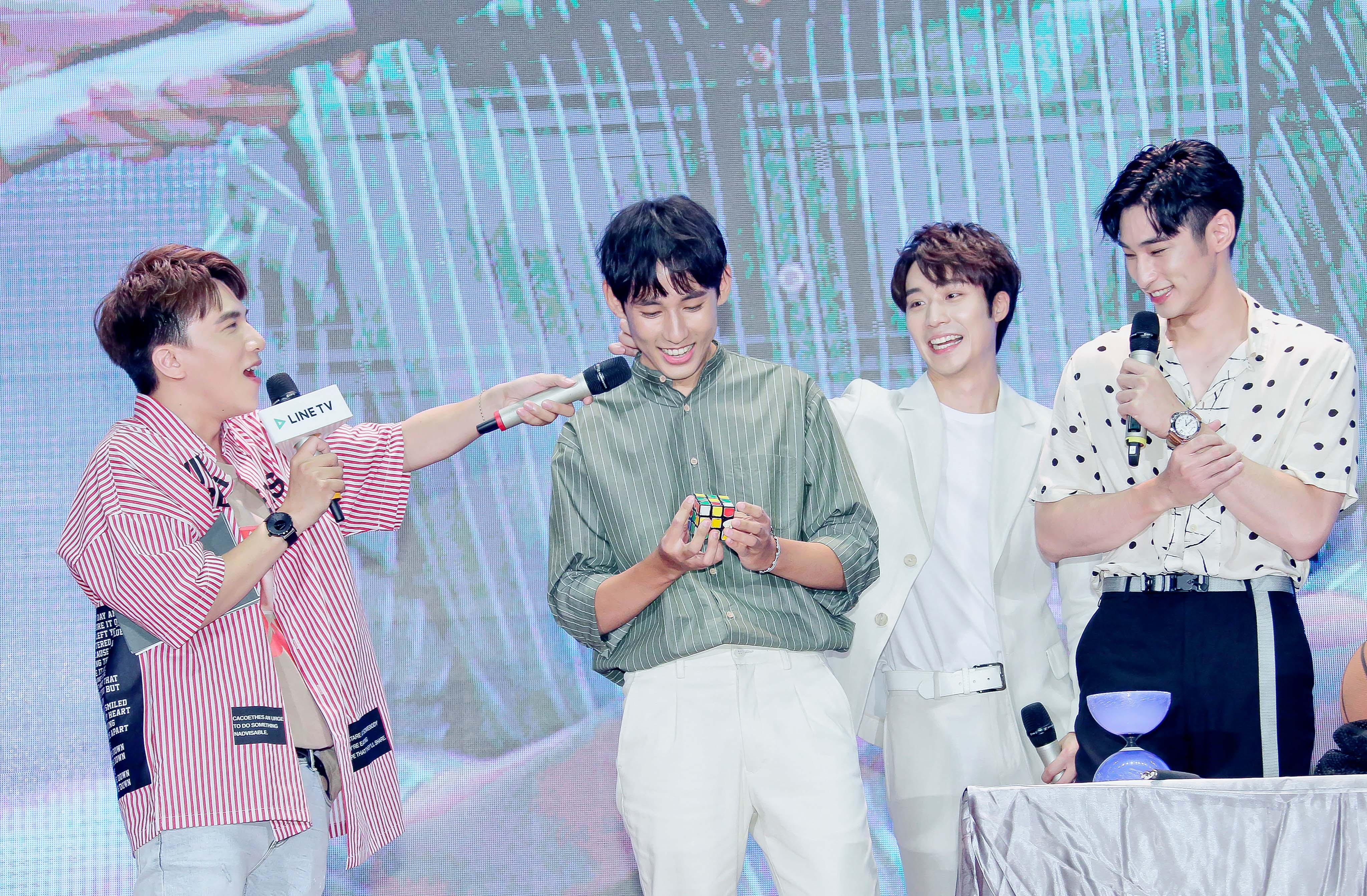 徐鈞浩手腦並用解魔術方塊，現場花了35秒就完成了。（CHOCO MEDIA ENTERTAINMENT(CME)提供）