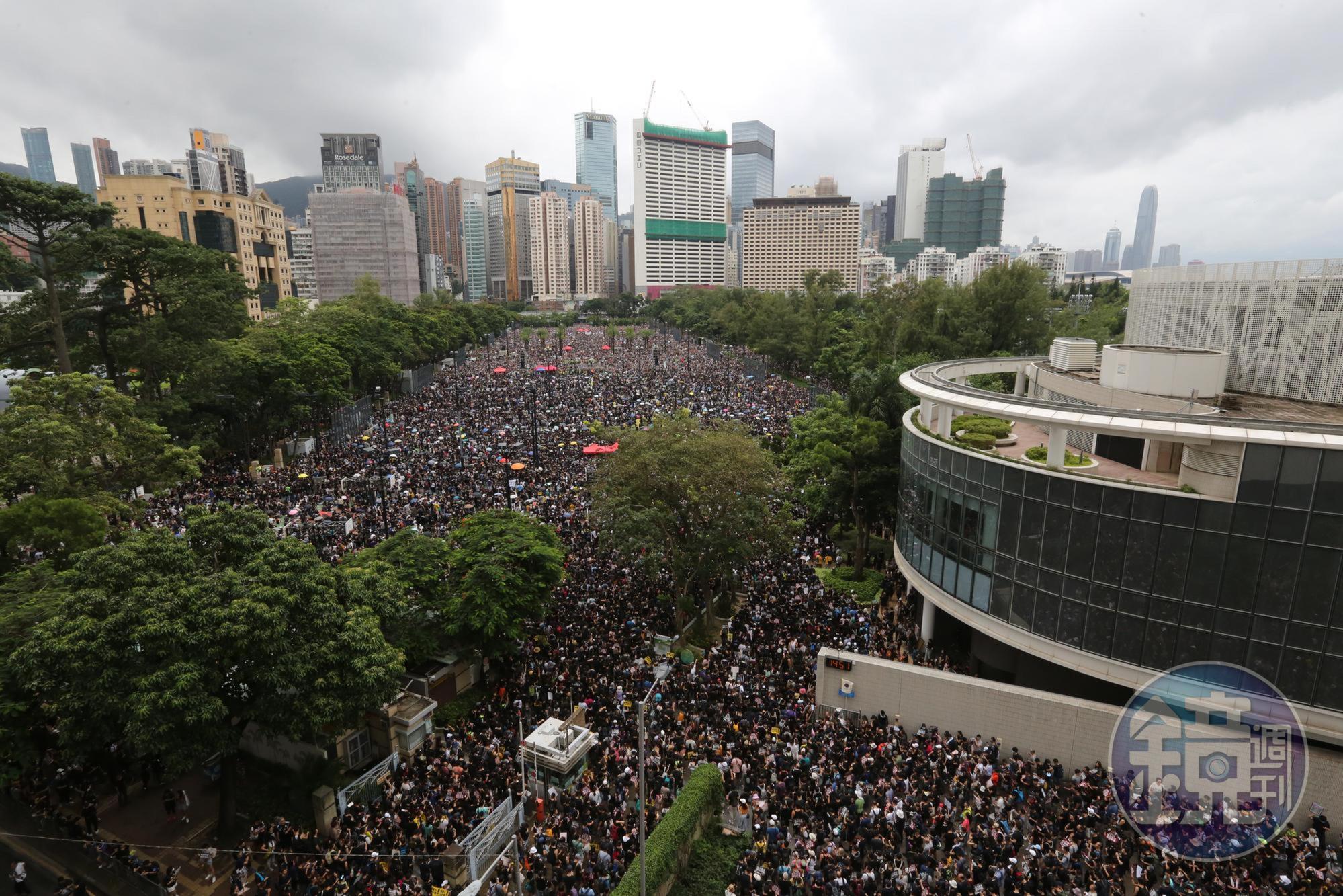 818維園集會和平落幕，支持民眾不畏風雨出席，根據民陣預估出席人數約在170萬。