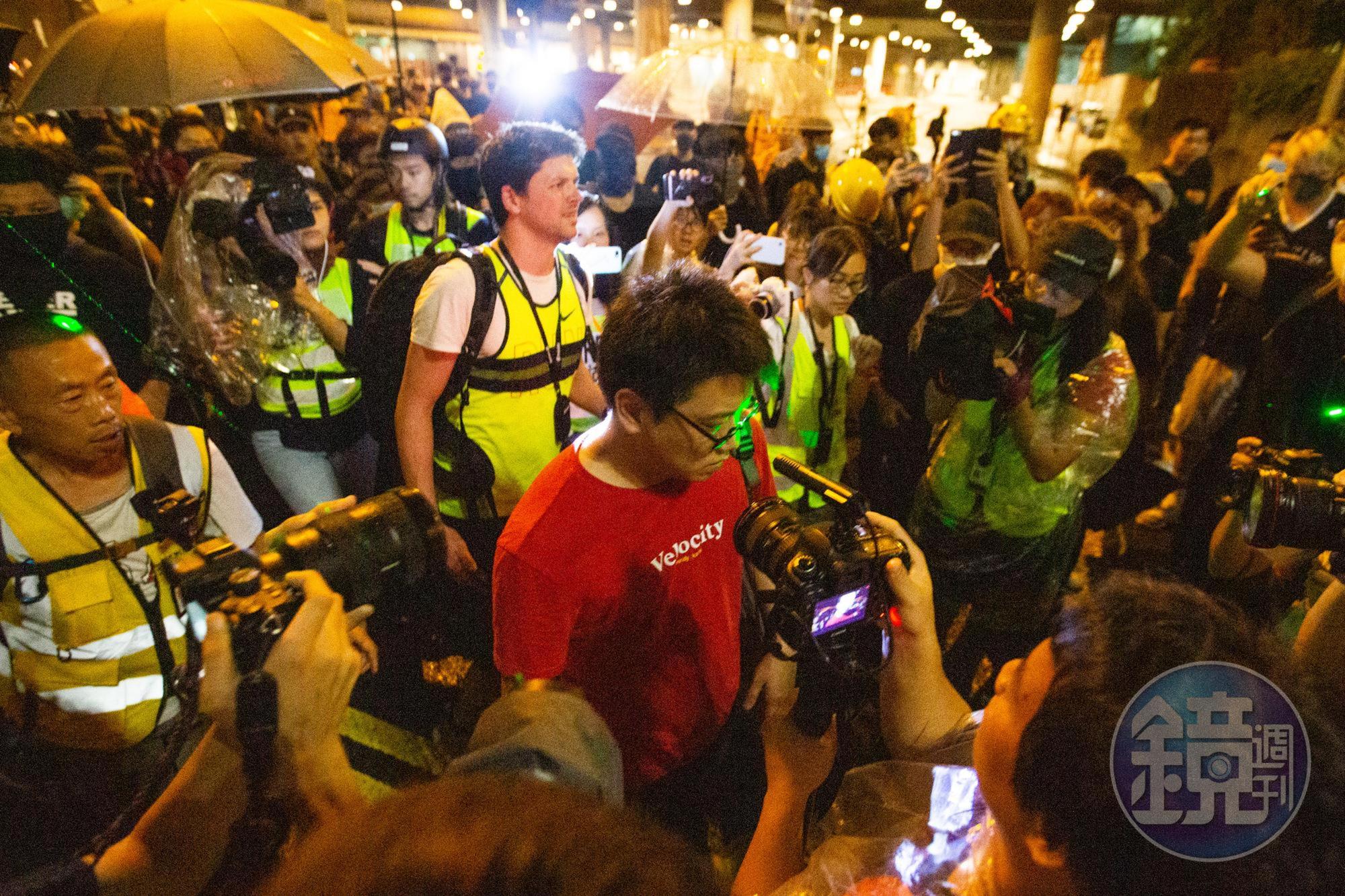 紅衫男被港人包圍拍照示意支持「福建獨立,平反六四」,讓他落荒而逃。