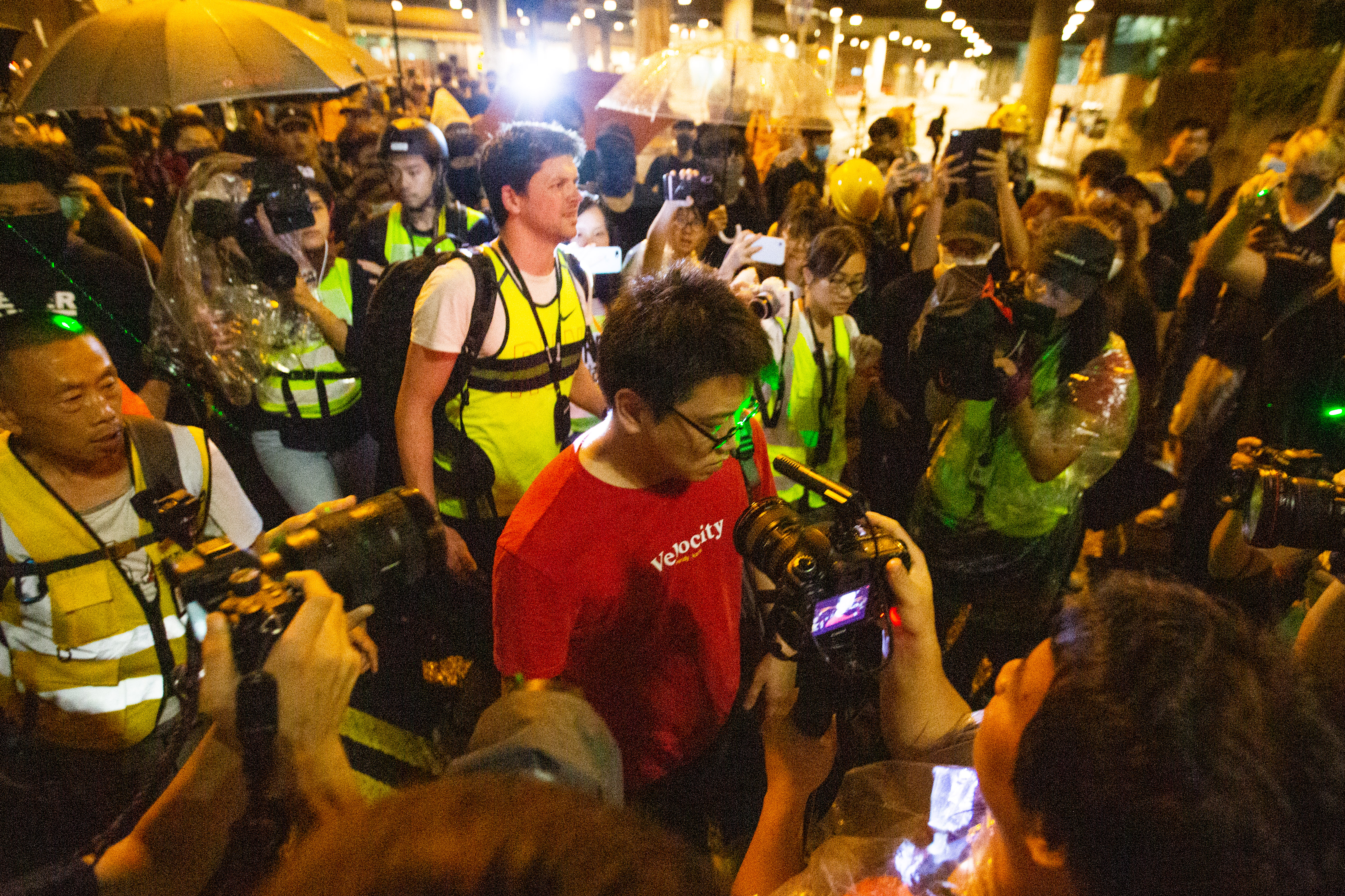 紅衫男被港人包圍拍照示意支持「福建獨立，平反六四」，讓他落荒而逃。
